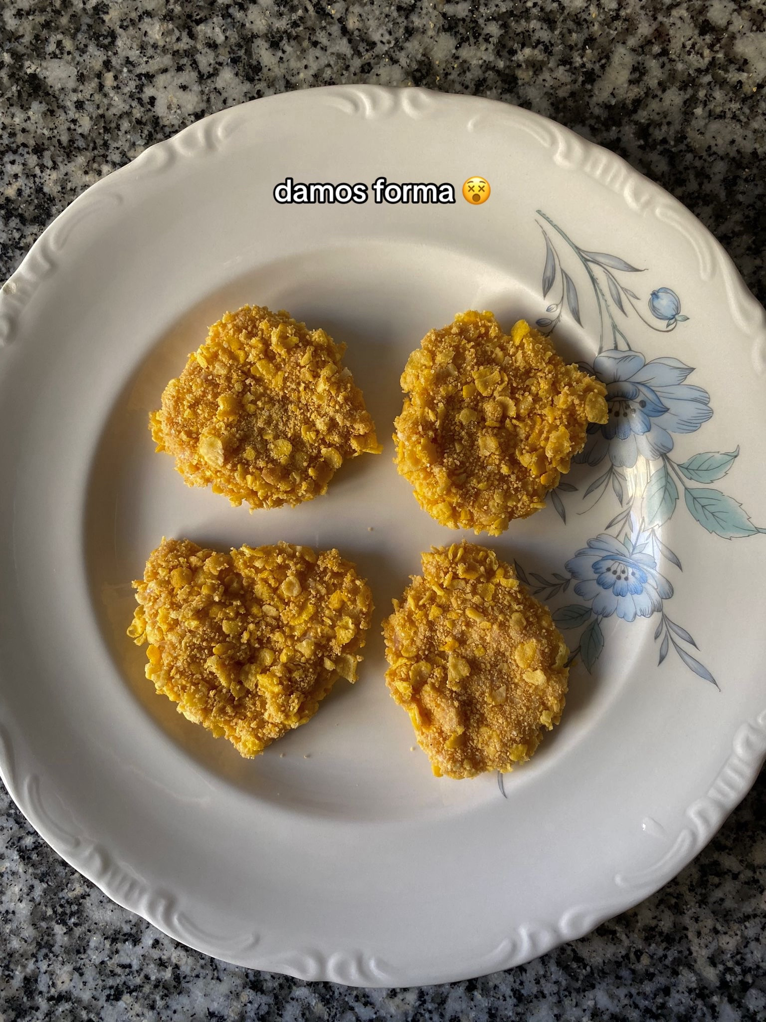 Receta de nuggets caseros rellenos de queso crema con pan rallado crujiente