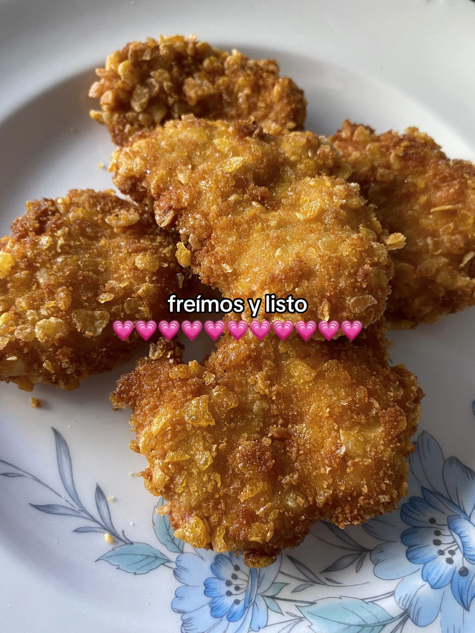 Receta de nuggets caseros rellenos de queso crema con pan rallado crujiente