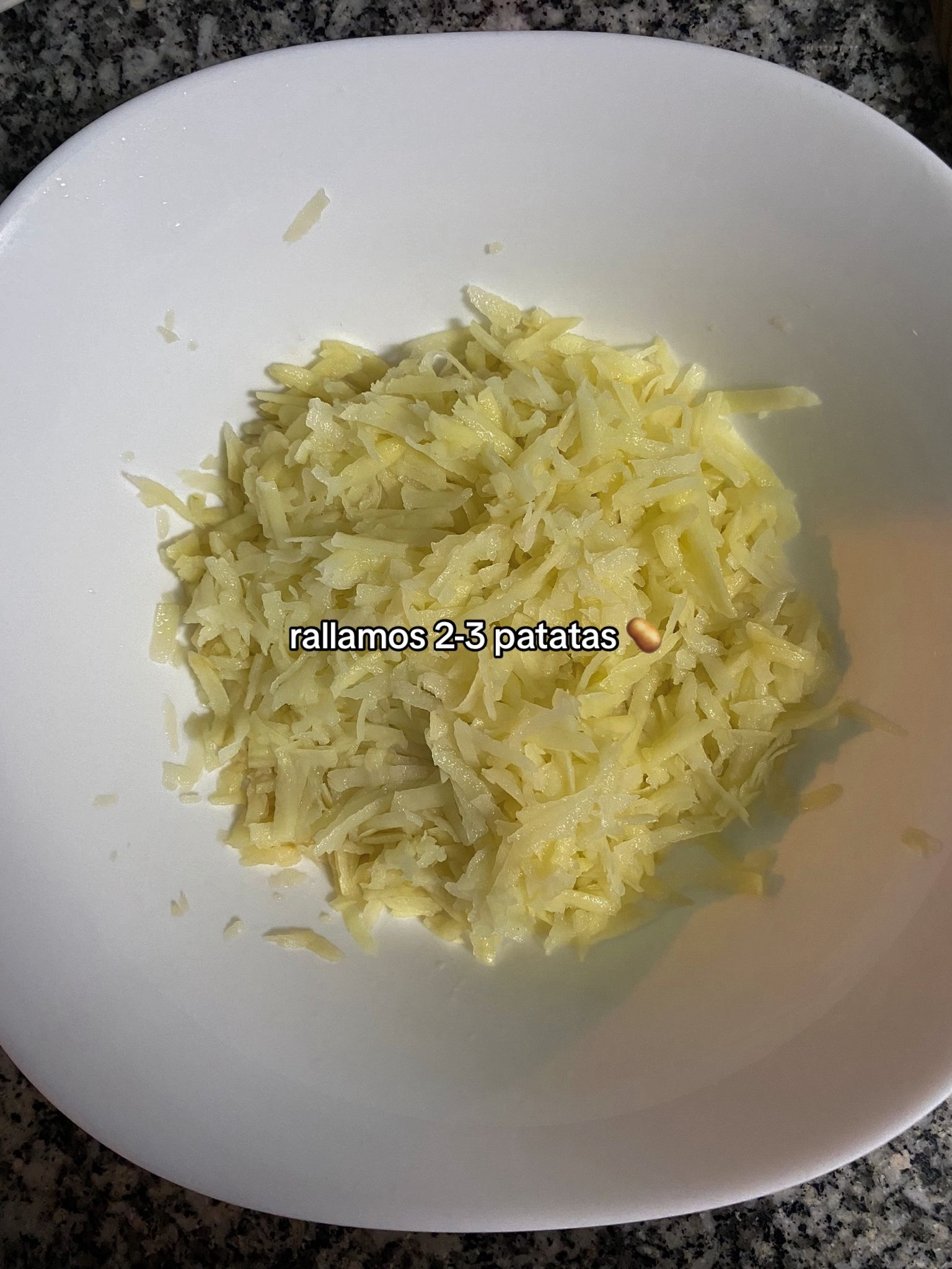 Receta de patatas latkes: cómo hacerlas con cebolla caramelizada, pan rallado y huevo