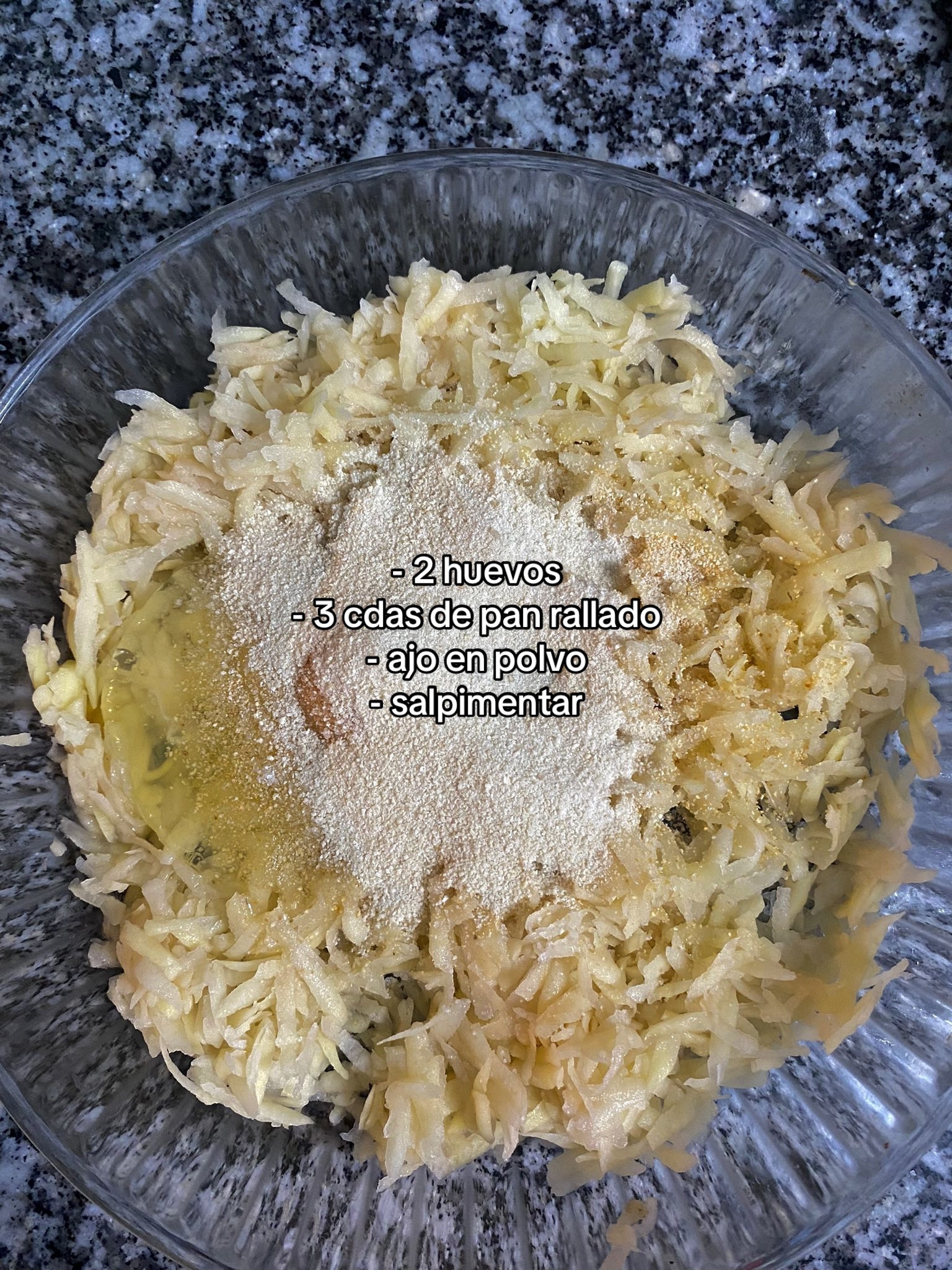Receta de patatas latkes: cómo hacerlas con cebolla caramelizada, pan rallado y huevo