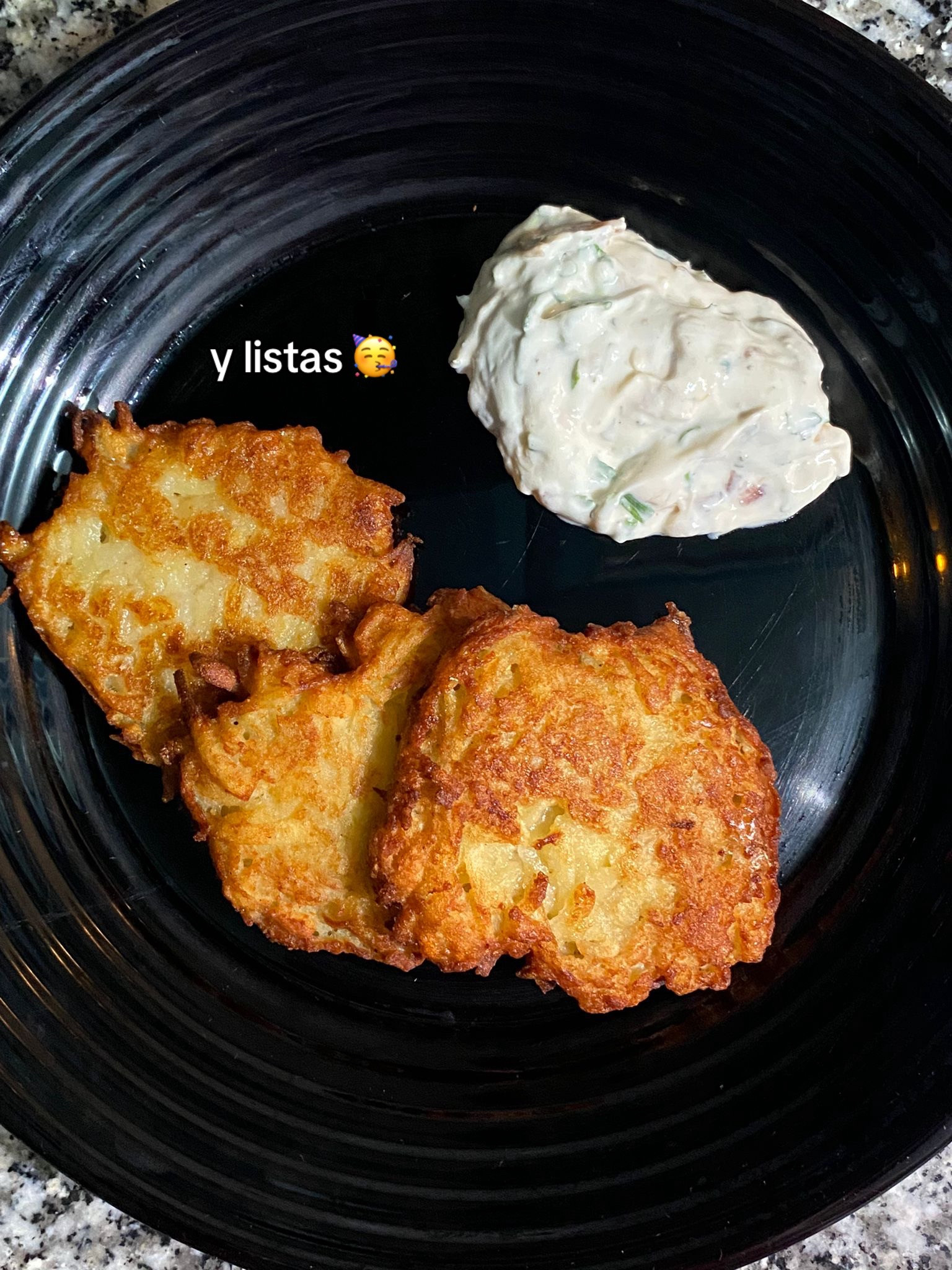 Receta de patatas latkes: cómo hacerlas con cebolla caramelizada, pan rallado y huevo