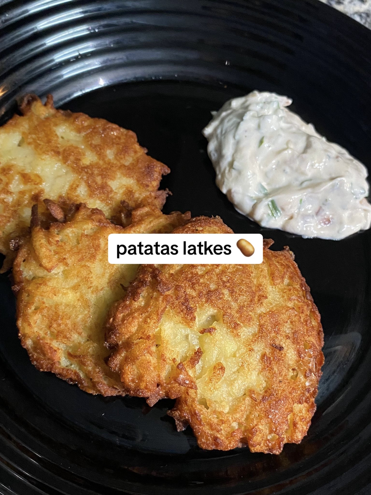 Receta de patatas latkes: cómo hacerlas con cebolla caramelizada, pan rallado y huevo