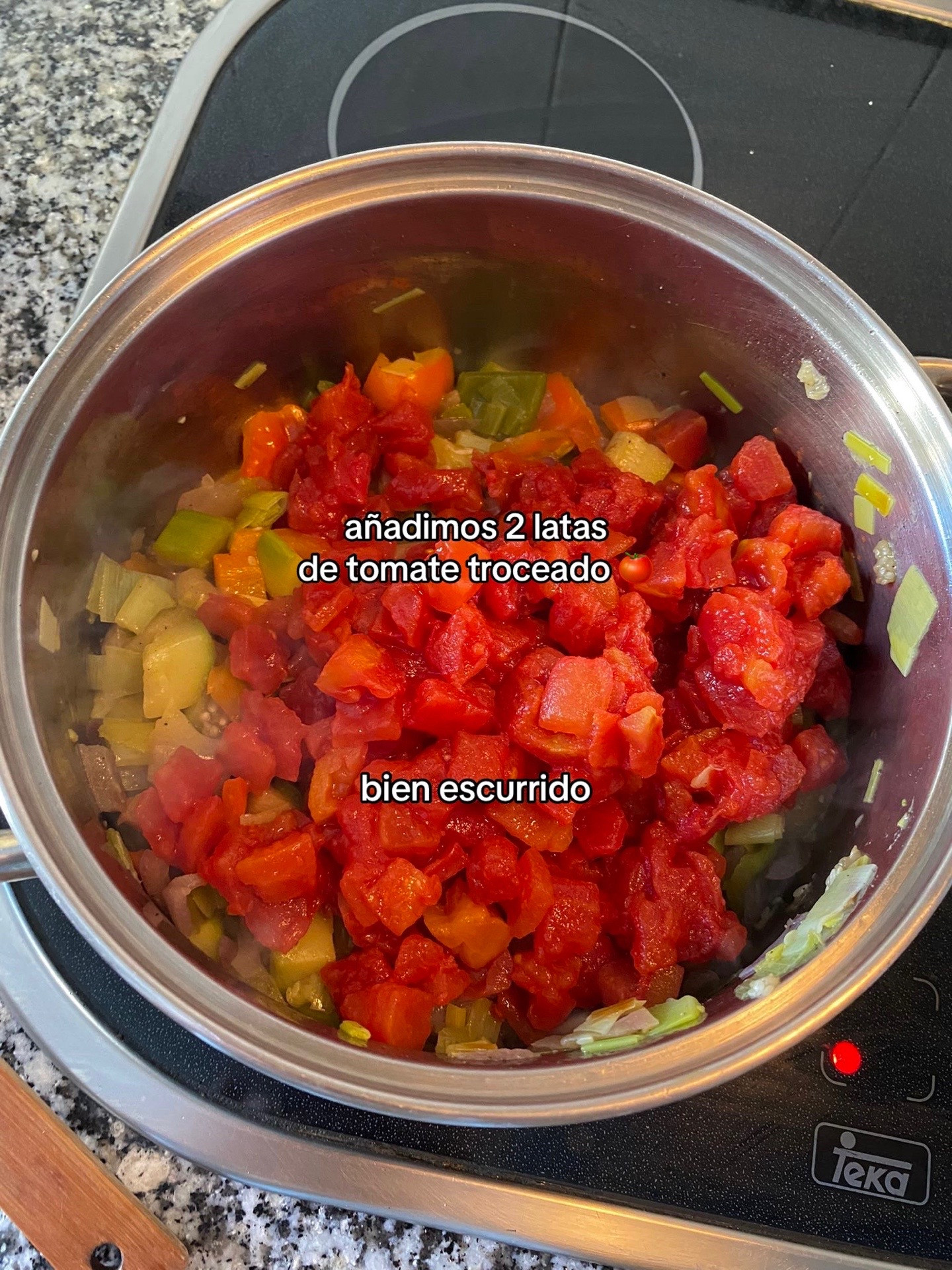 Receta de Pisto de Verduras: Cómo cocinar guiso español con tomate, berenjena y pimientos
