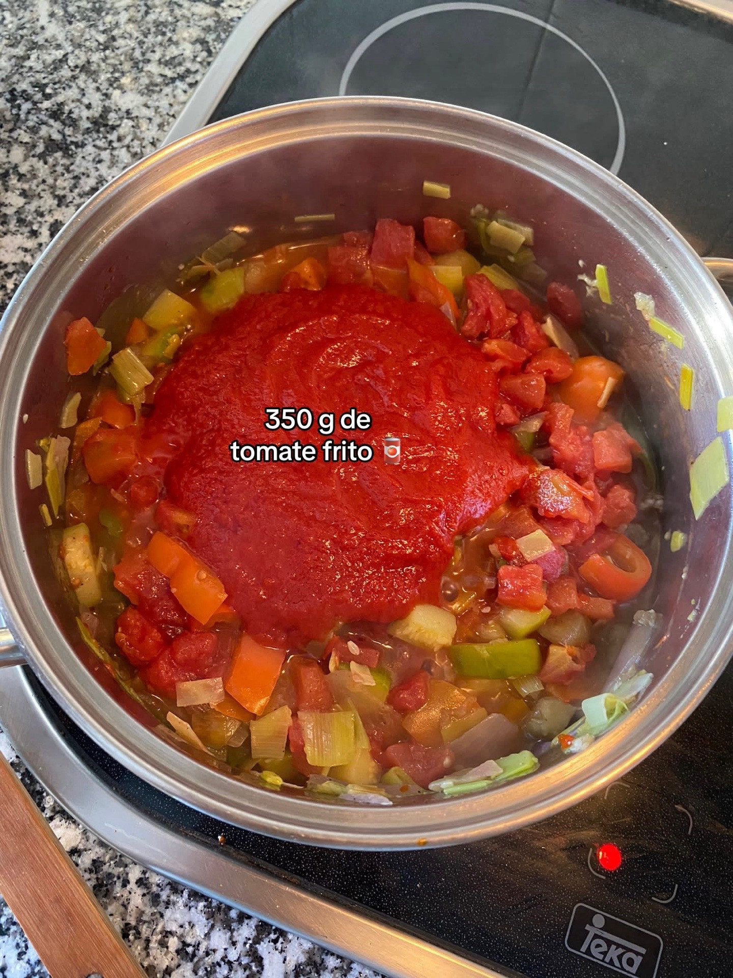 Receta de Pisto de Verduras: Cómo cocinar guiso español con tomate, berenjena y pimientos
