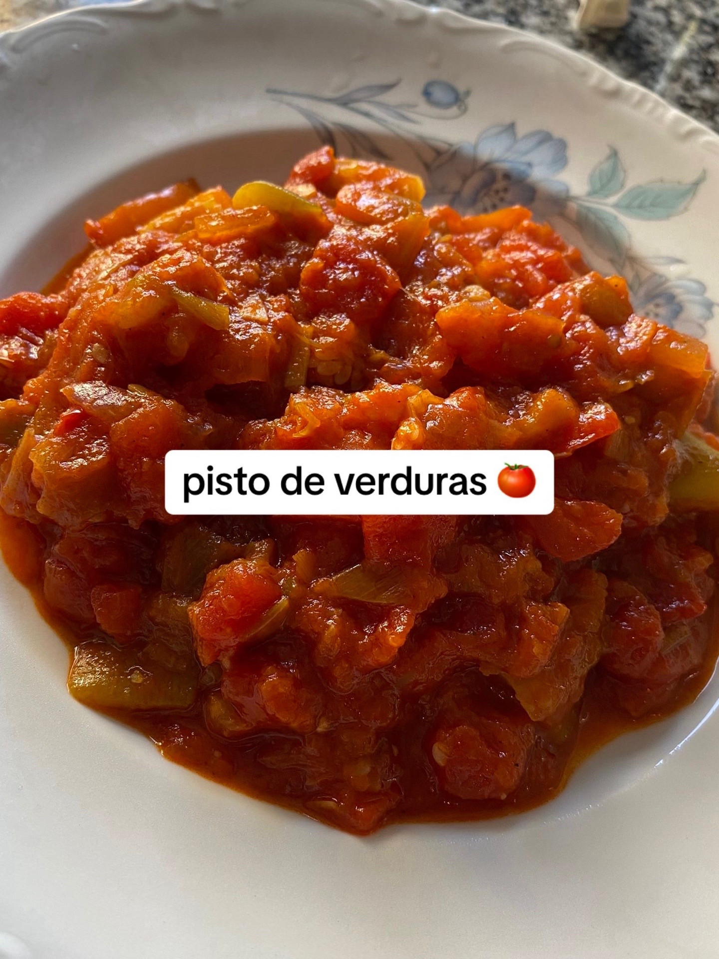 Receta de Pisto de Verduras: Cómo cocinar guiso español con tomate, berenjena y pimientos