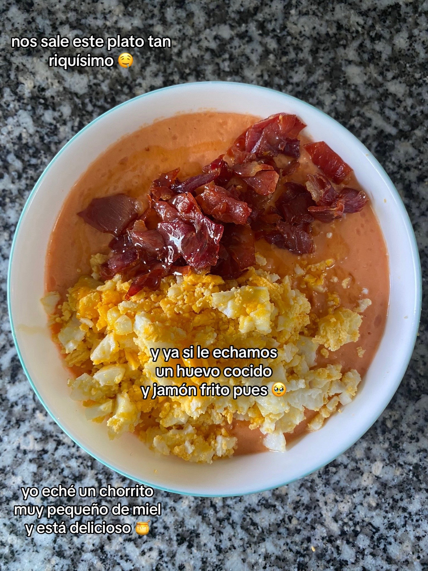 Receta de Salmorejo tradicional con huevo y jamón