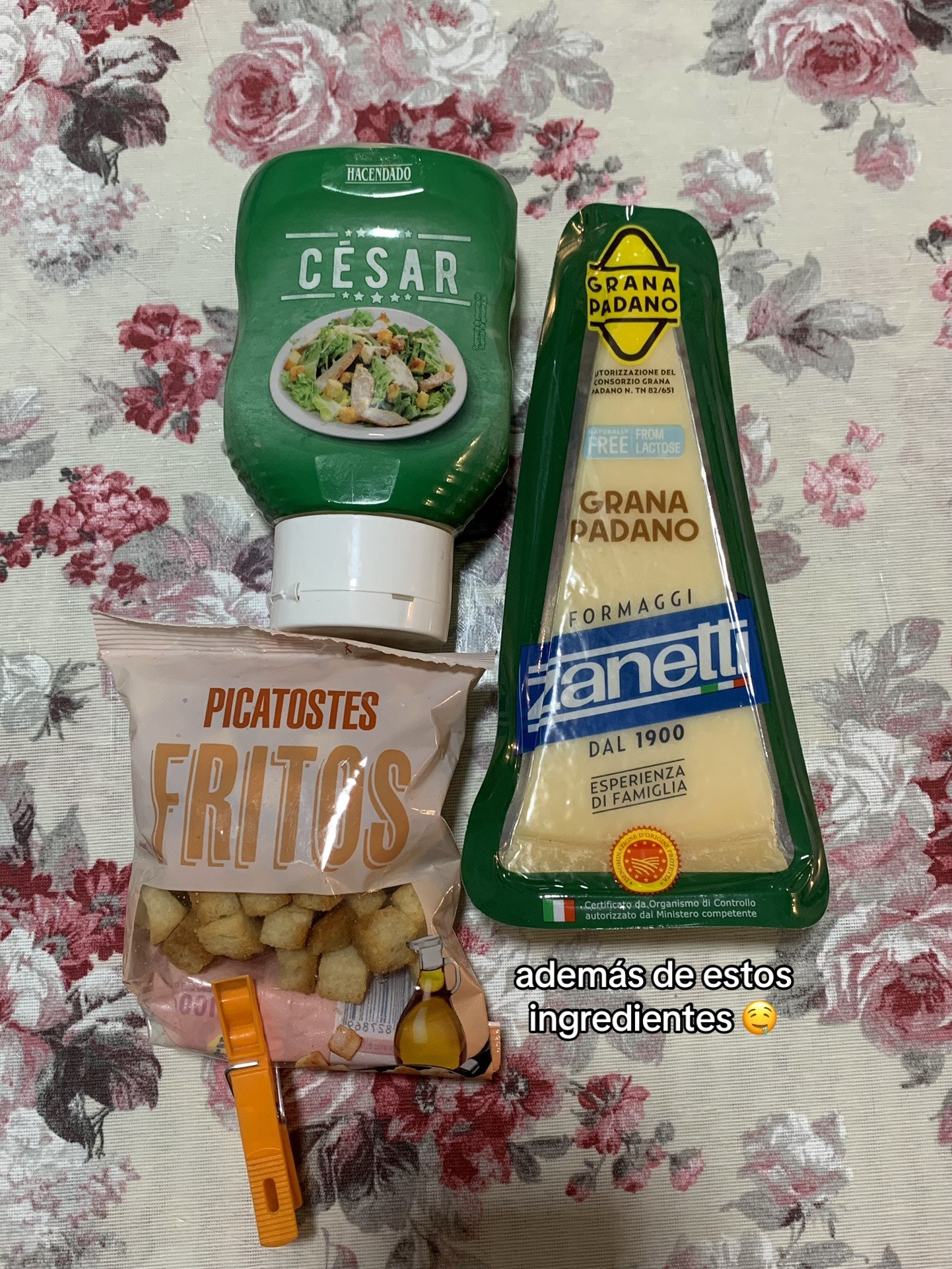 Receta fácil de ensalada César con filetes de pollo empanados y queso Grana Padano