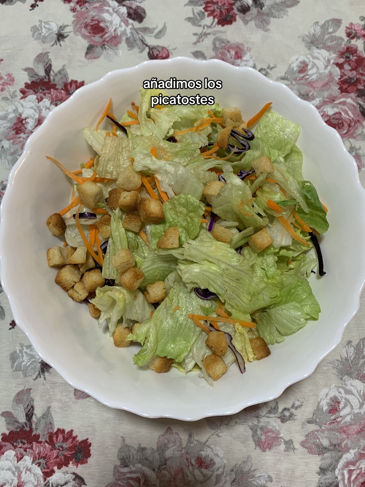 Receta fácil de ensalada César con filetes de pollo empanados y queso Grana Padano