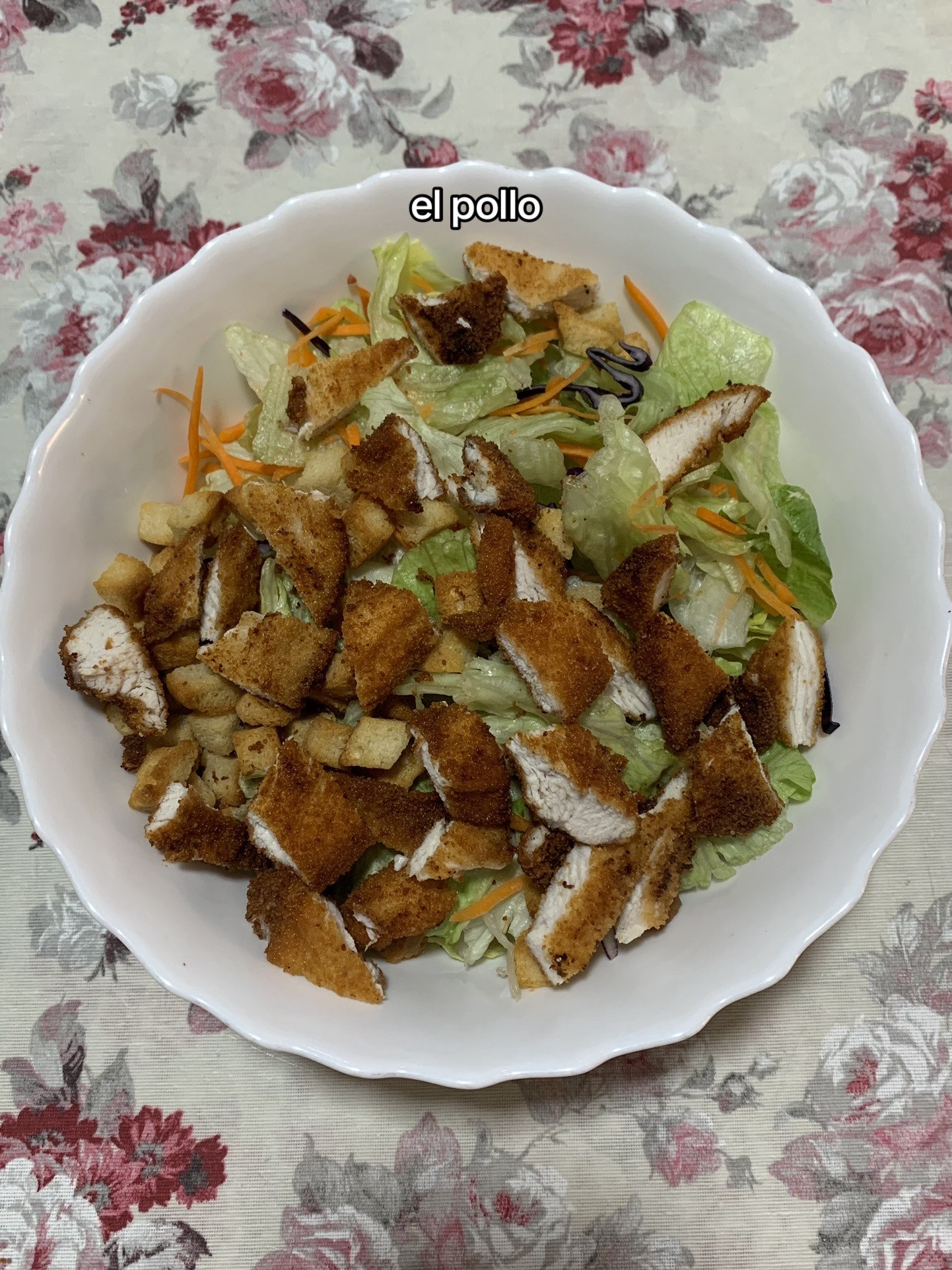 Receta fácil de ensalada César con filetes de pollo empanados y queso Grana Padano