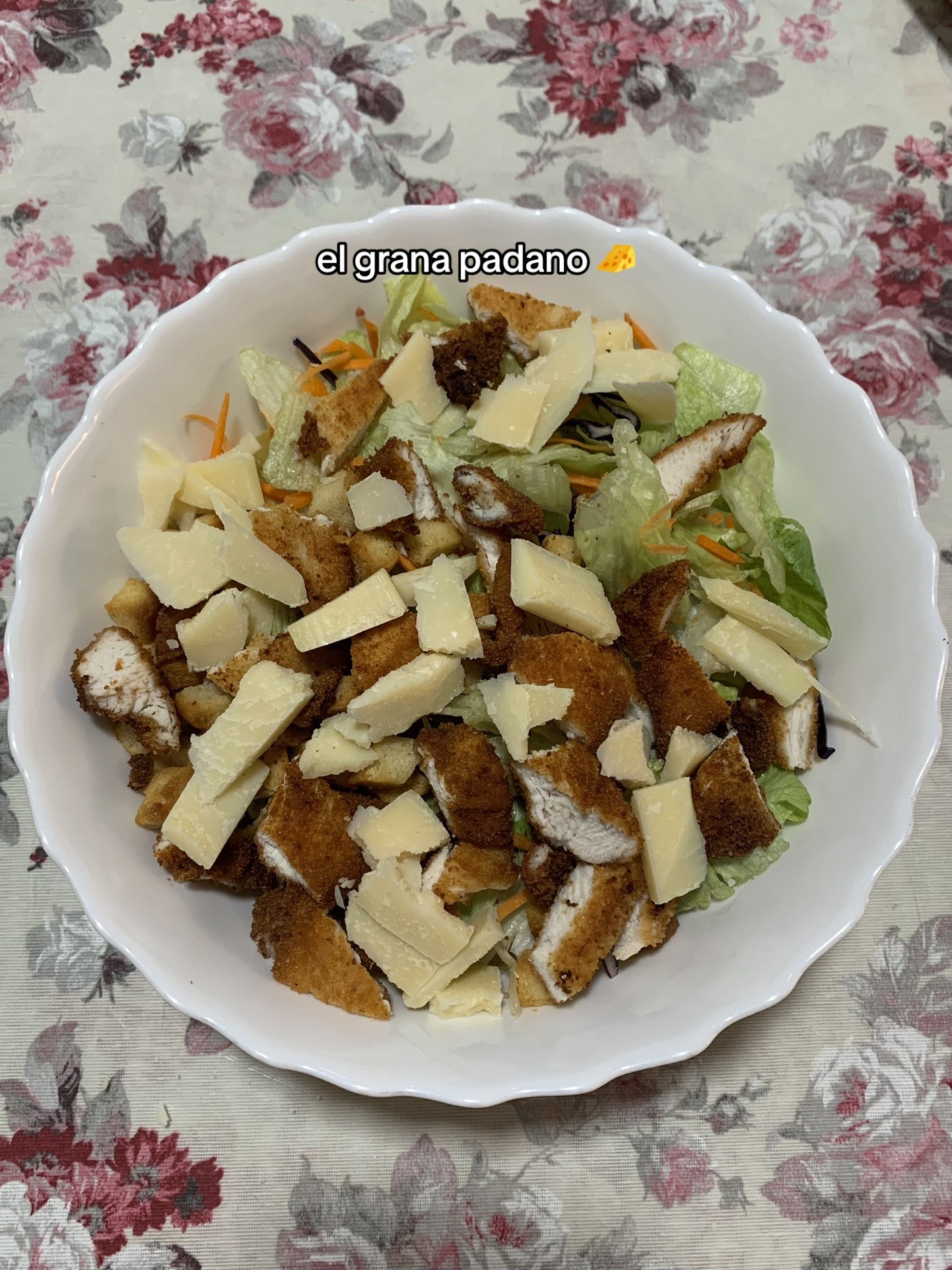 Receta fácil de ensalada César con filetes de pollo empanados y queso Grana Padano