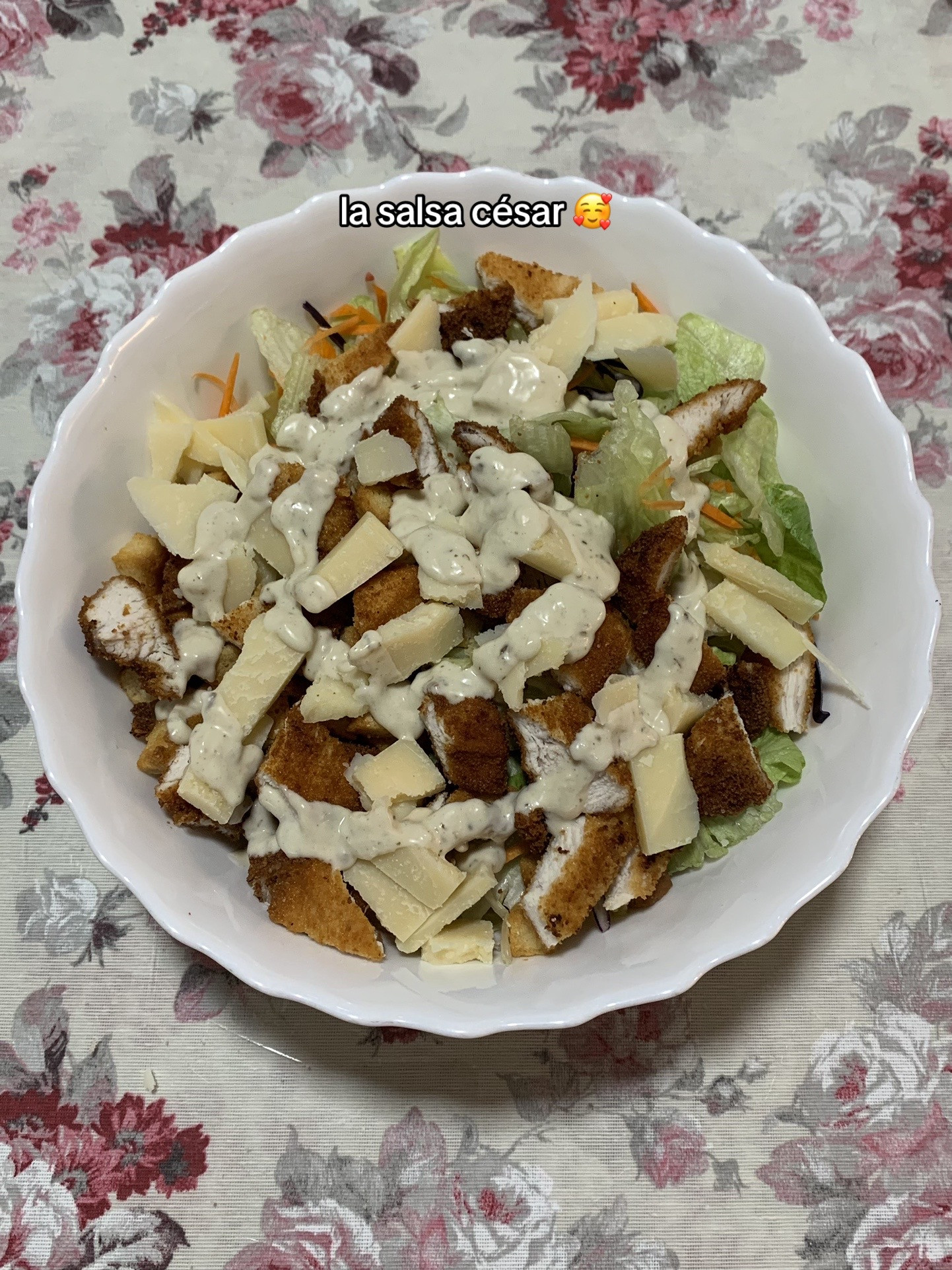 Receta fácil de ensalada César con filetes de pollo empanados y queso Grana Padano