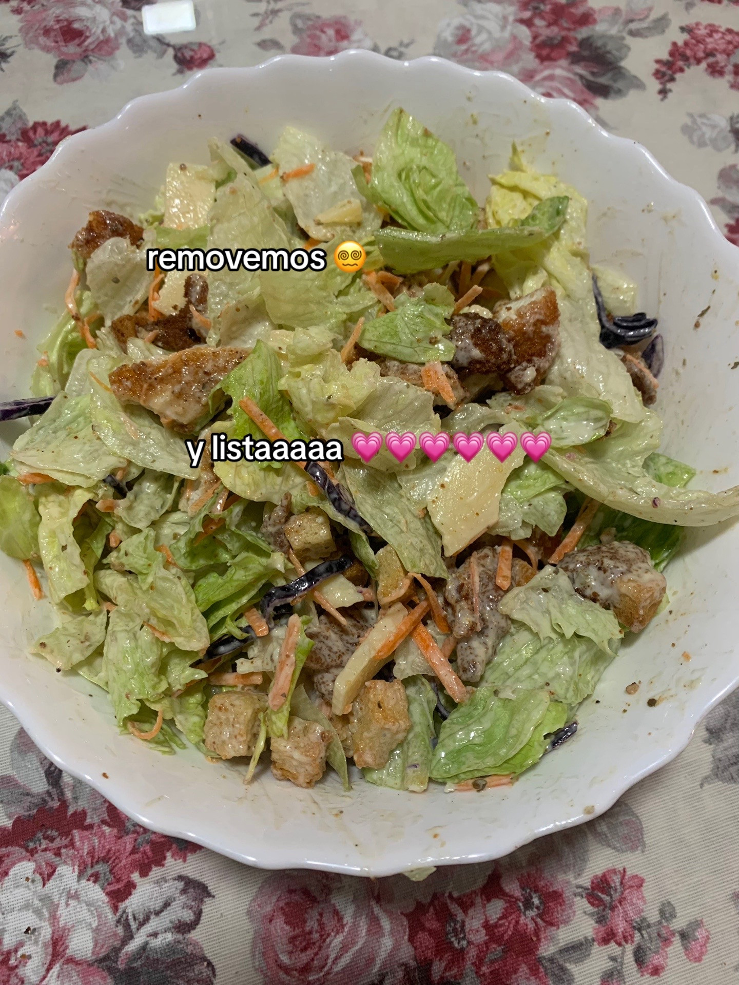 Receta fácil de ensalada César con filetes de pollo empanados y queso Grana Padano