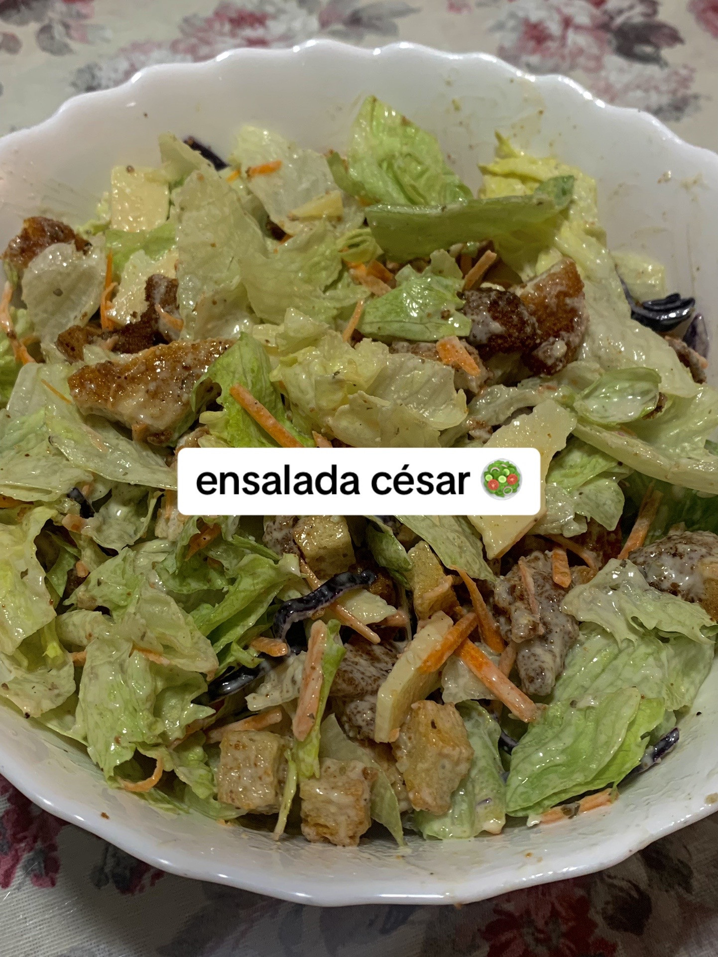 Receta fácil de ensalada César con filetes de pollo empanados y queso Grana Padano