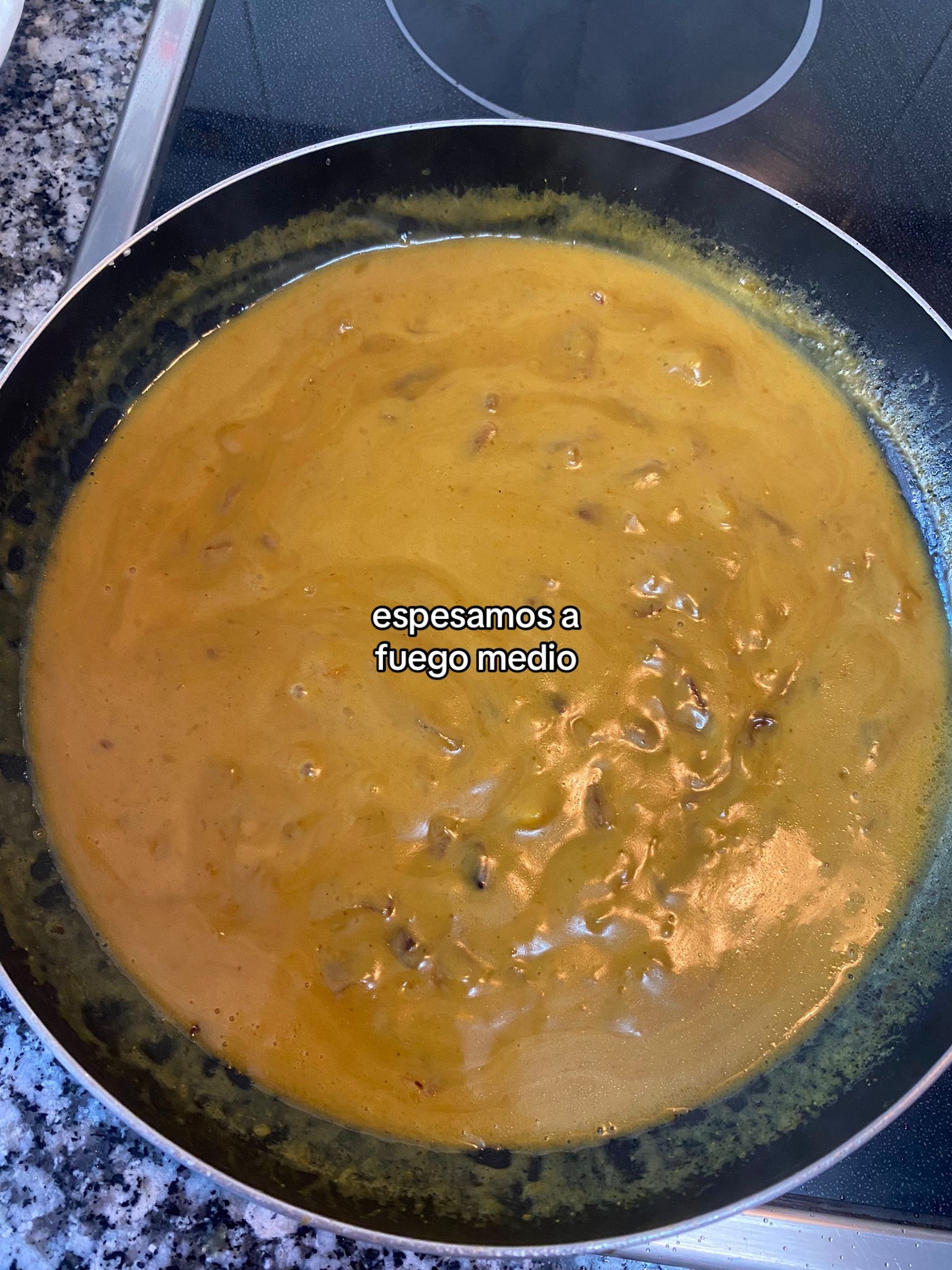 Receta fácil de Katsu Curry casero con filetes empanados y salsa cremosa