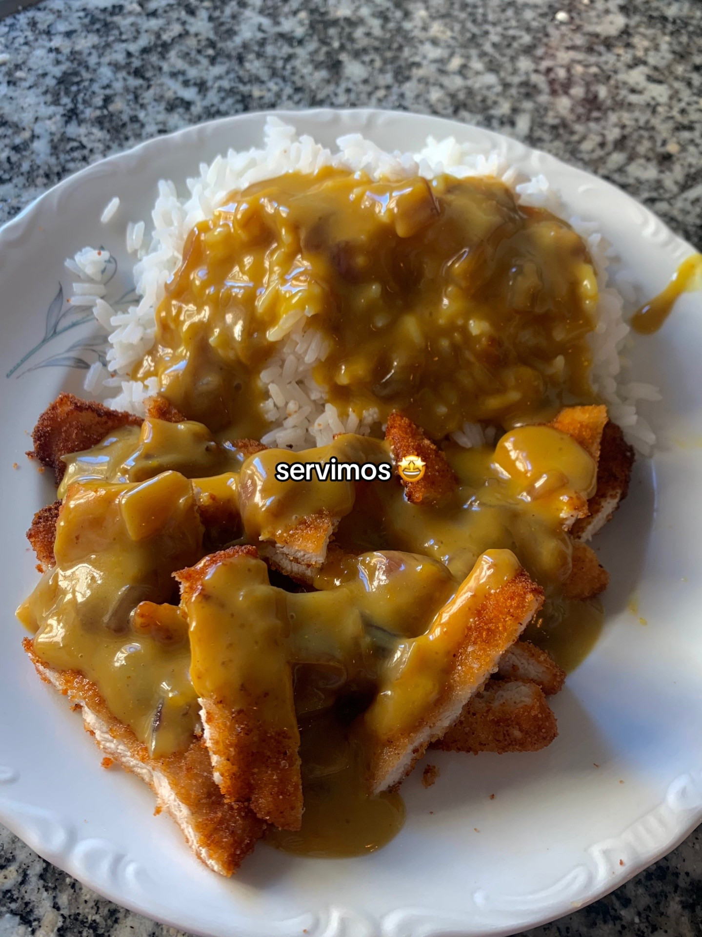 Receta fácil de Katsu Curry casero con filetes empanados y salsa cremosa