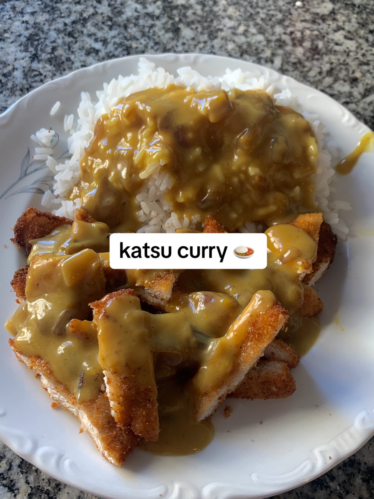 Receta fácil de Katsu Curry casero con filetes empanados y salsa cremosa