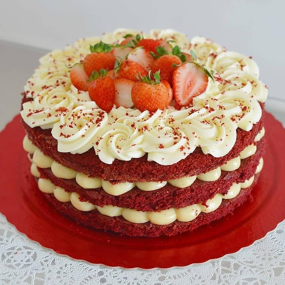 Red Velvet Cake with Ninho Filling and Fresh Strawberries