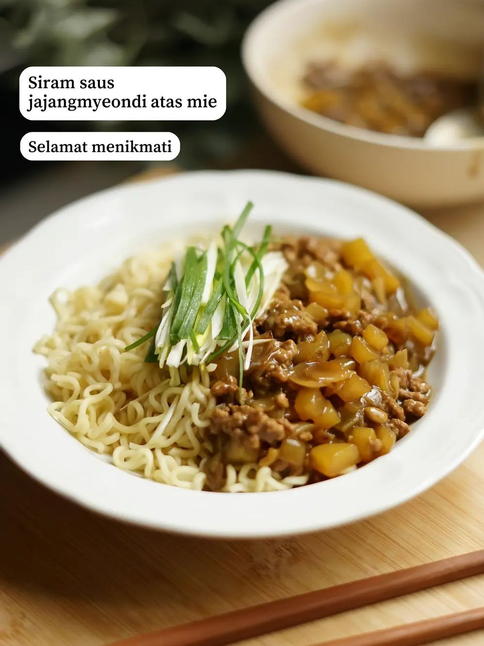 Resep Jajjangmyeon Lokal: Mie Sốt Táo Đen Với Bumbu Taucó, Daging Cincang, Khoai Tây & Hành