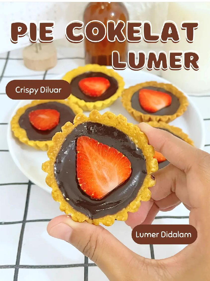 Resep Pie Cokelat Lumer Crispy Diluar với nhân socola chảy và dâu tây tươi