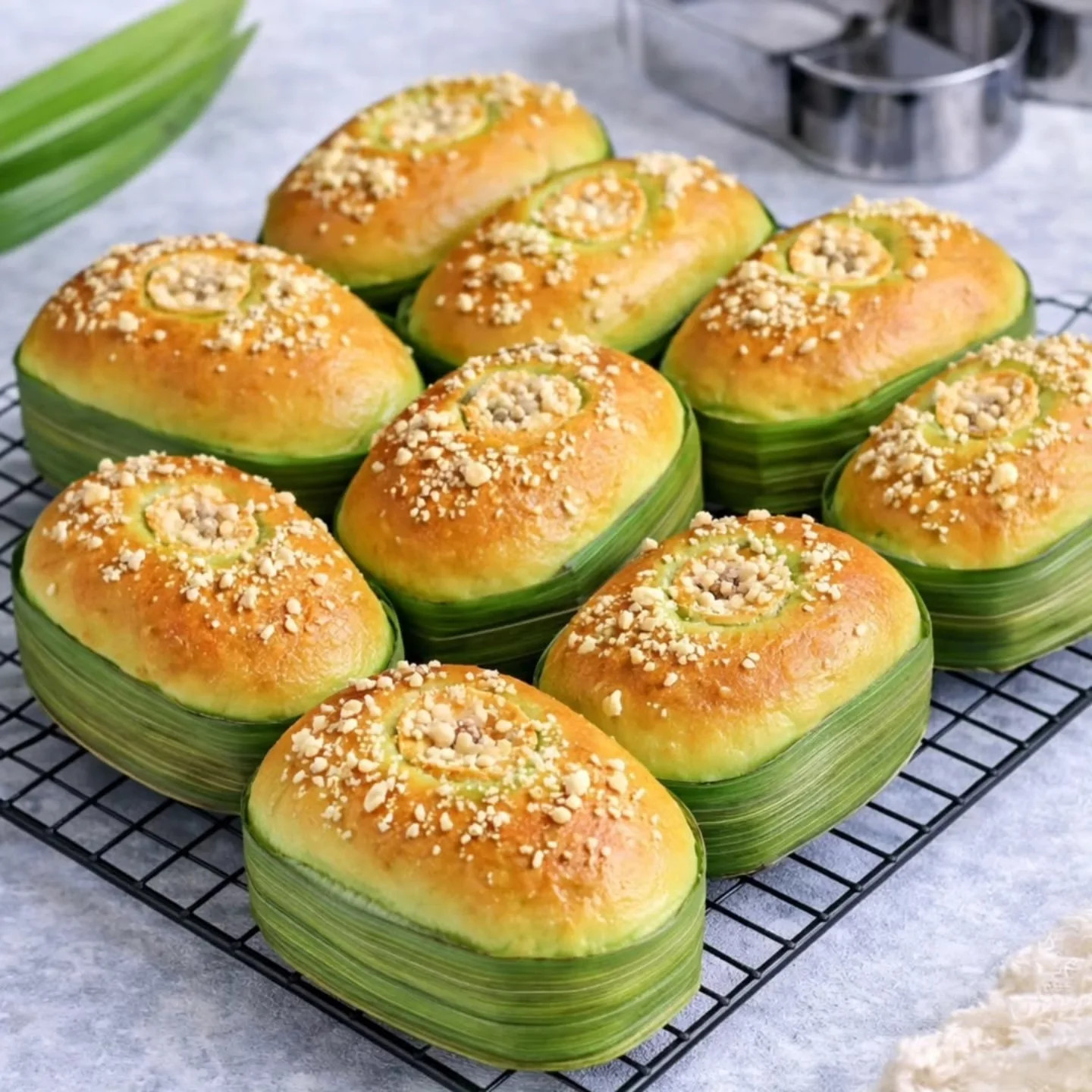 Resep Roti Pisang Pandan: Bánh mì chuối hương thơm lá dứa với nhân chuối caramel và topping streusel