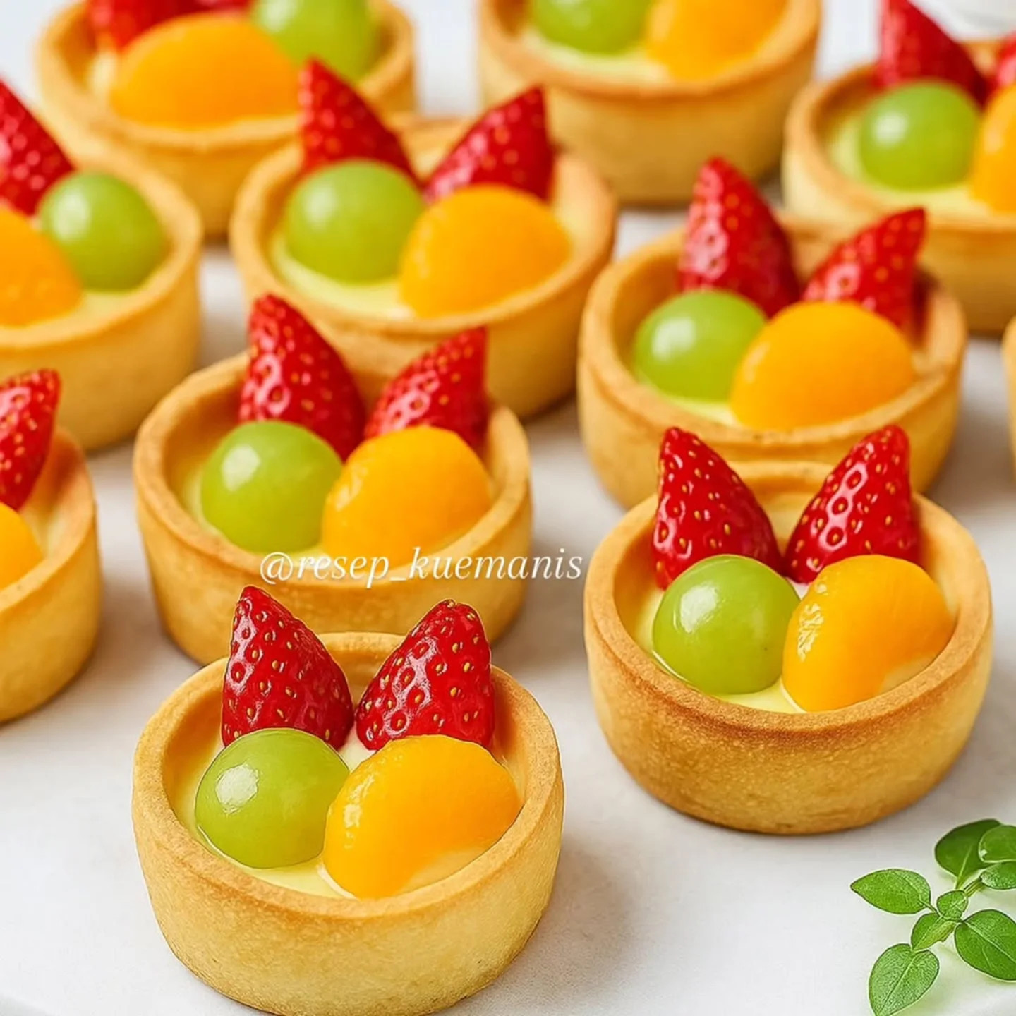 Resep Soes Buah Vla SKM: Tart buah tươi ngon với dâu tây, nho và cam phủ lớp kem sữa béo ngậy