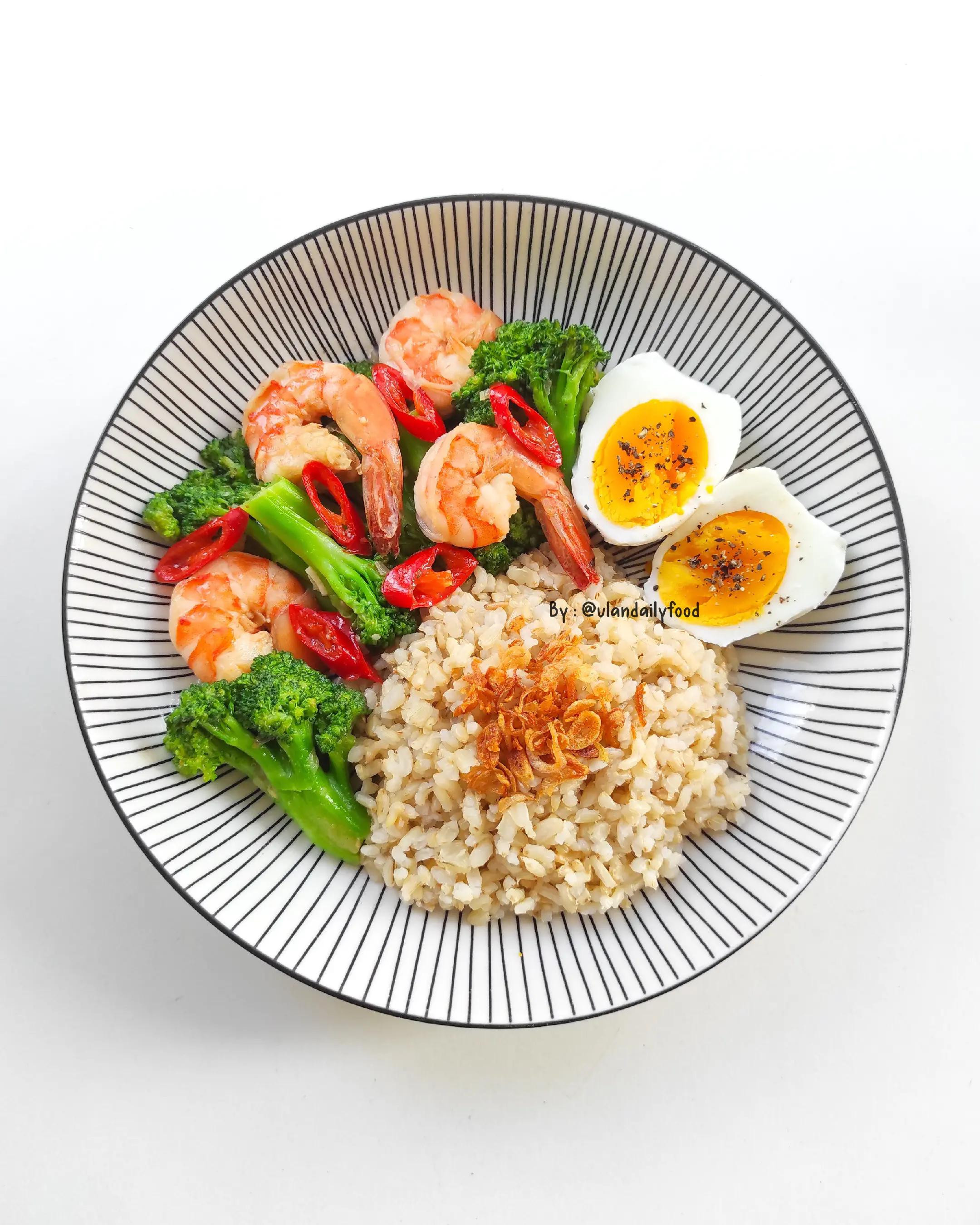 Resep Tumis Brokoli & Udang: Menu simpel, sehat, cân bằng dinh dưỡng với gạo lứt và trứng