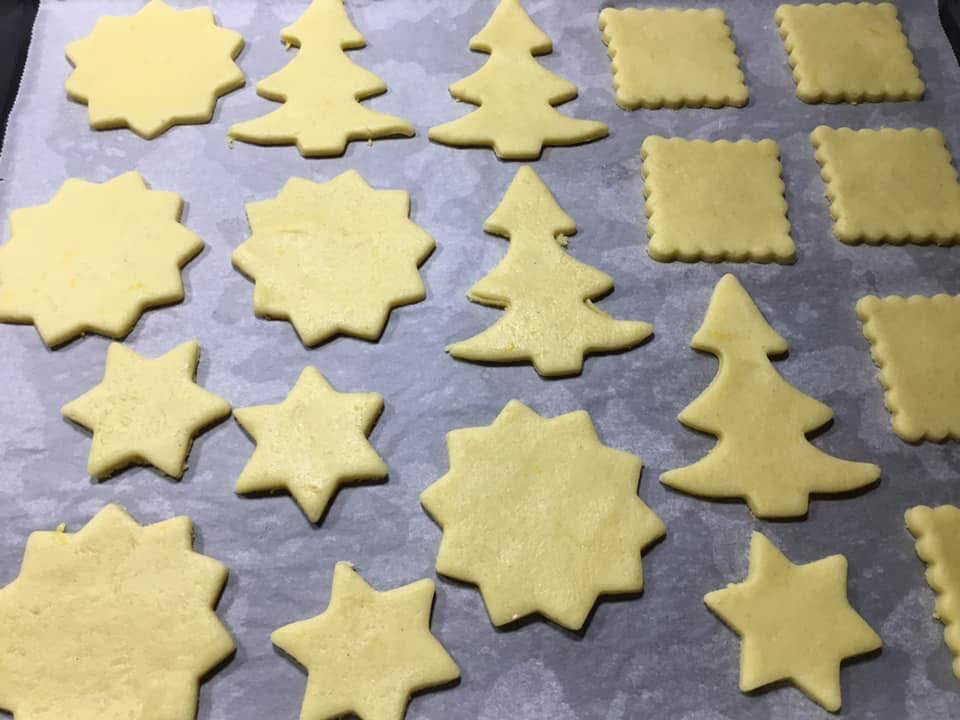 Ricetta Biscotti Natalizi: Dolci a forma di albero e stella con marmellata