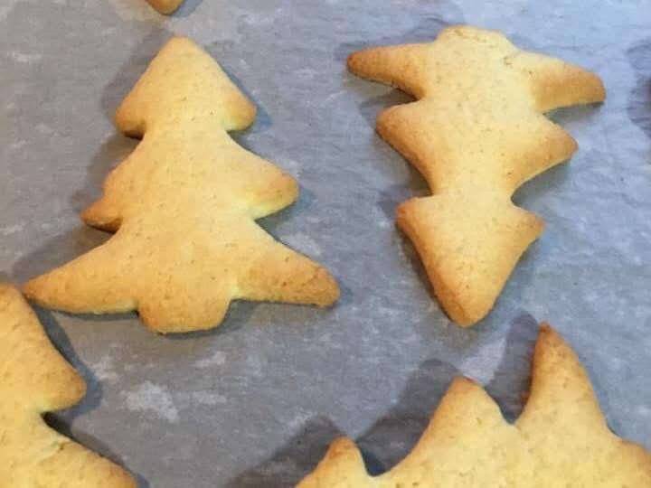 Ricetta Biscotti Natalizi: Dolci a forma di albero e stella con marmellata