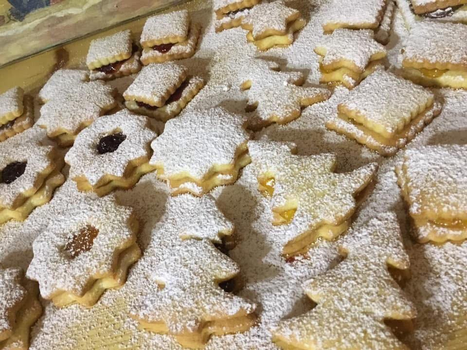 Ricetta Biscotti Natalizi: Dolci a forma di albero e stella con marmellata
