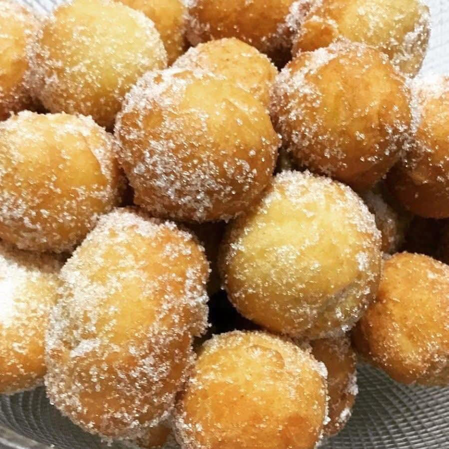 Ricetta delle Castagnole: Dolci Fritti Italiani con Ricotta, Limoncello e Zucchero
