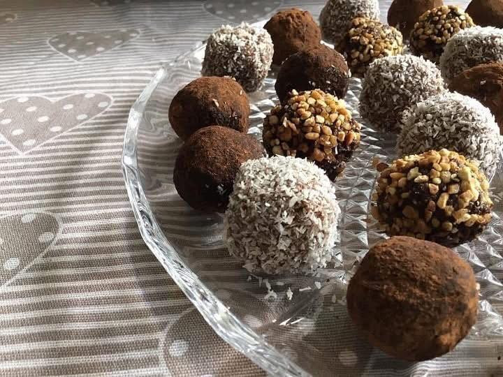 Ricetta Tartufo al Cacao e Cocco: Dolci sfere di biscotto con cacao amaro, nocciole tostate o cocco grattugiato