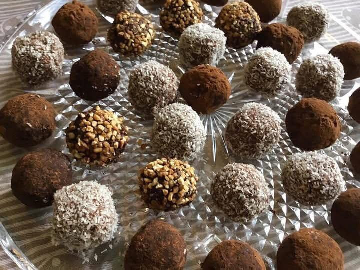 Ricetta Tartufo al Cacao e Cocco: Dolci sfere di biscotto con cacao amaro, nocciole tostate o cocco grattugiato