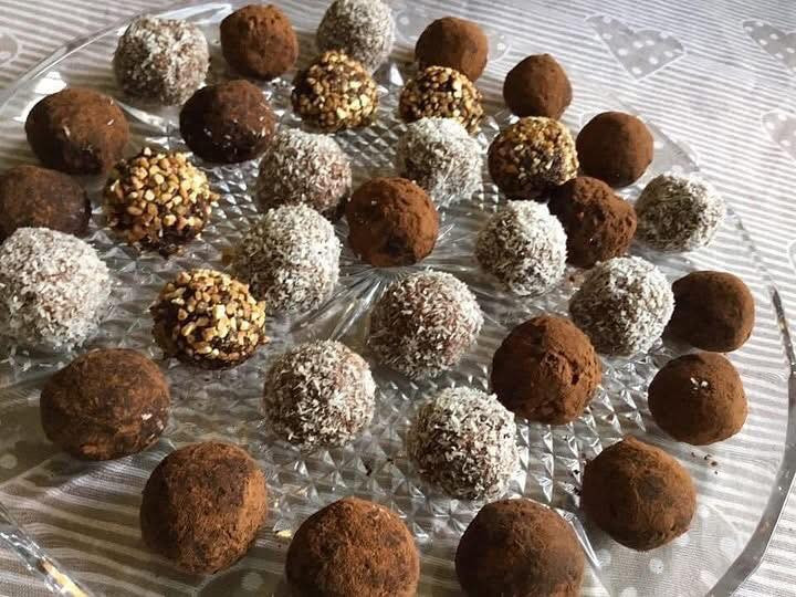 Ricetta Tartufo al Cacao e Cocco: Dolci sfere di biscotto con cacao amaro, nocciole tostate o cocco grattugiato
