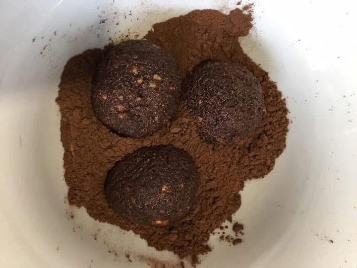 Ricetta Tartufo al Cacao e Cocco: Dolci sfere di biscotto con cacao amaro, nocciole tostate o cocco grattugiato