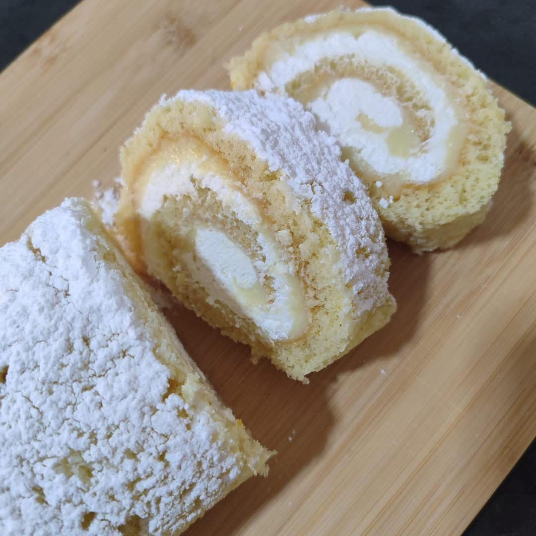 Rotolo di pan di spagna con crema pasticciera e panna