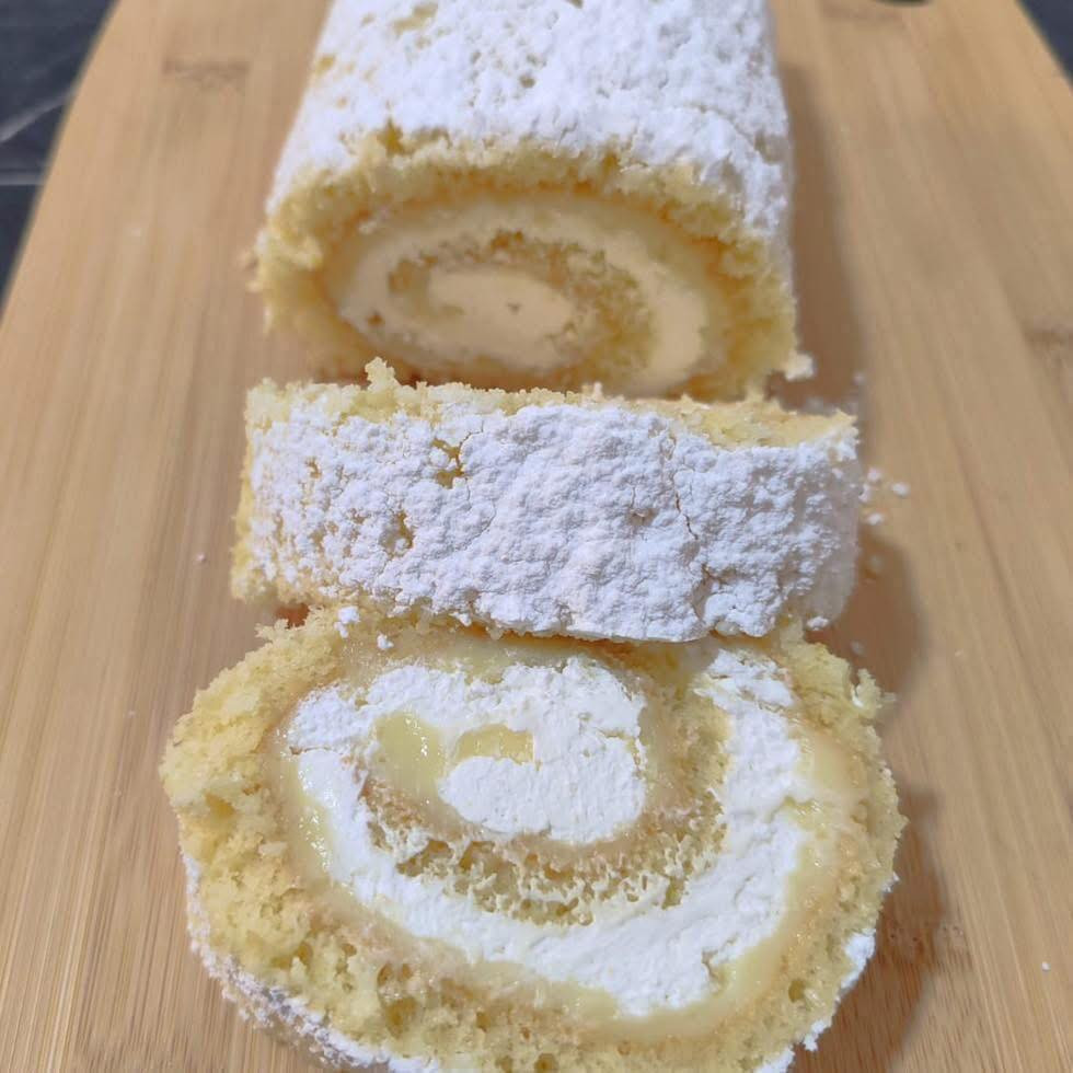 Rotolo di pan di spagna con crema pasticciera e panna