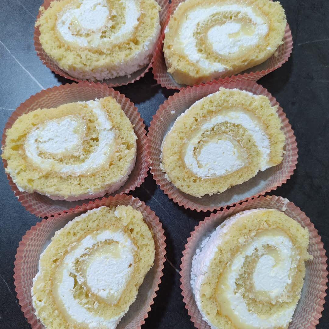 Rotolo di pan di spagna con crema pasticciera e panna