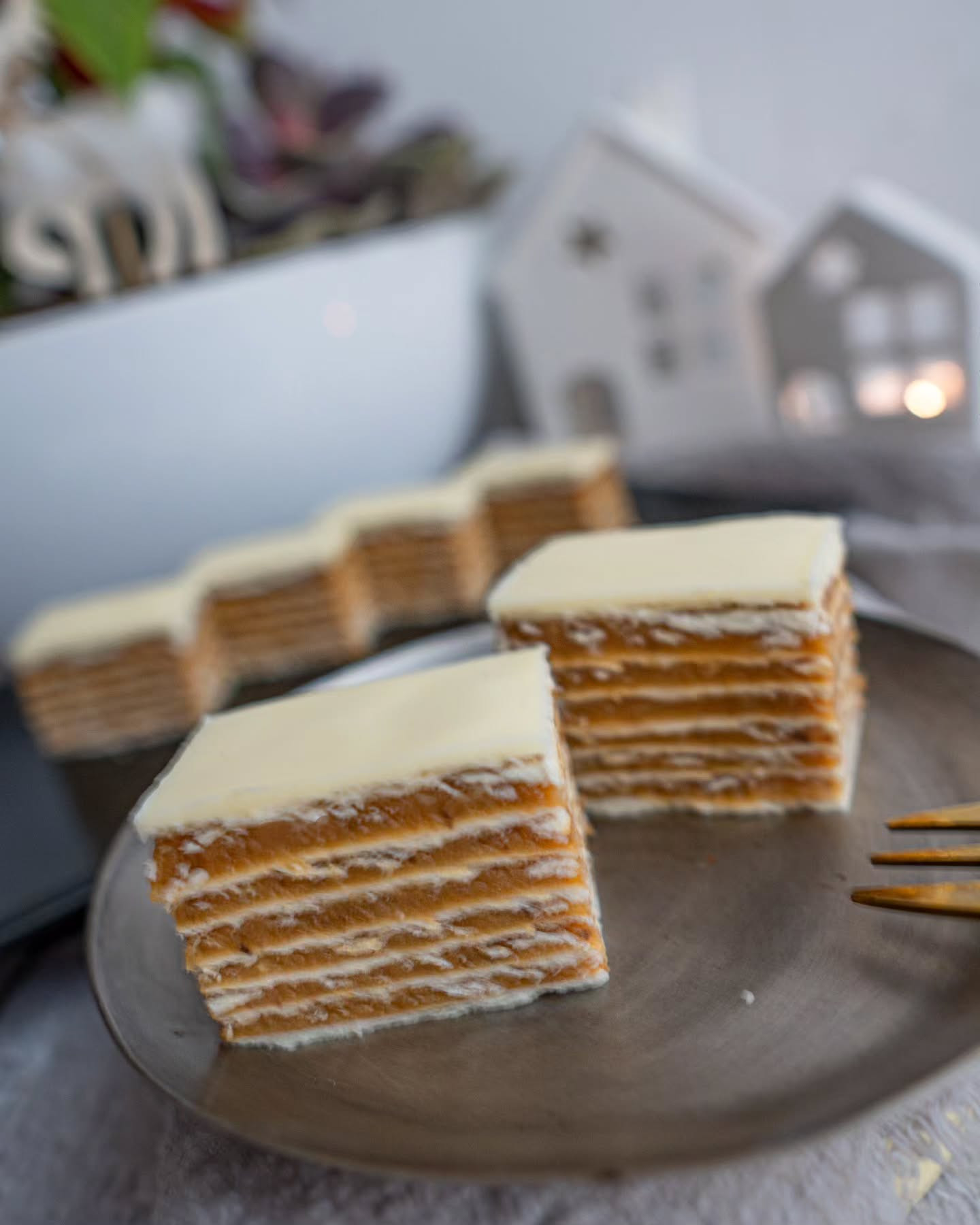 Rozen Karamel Walnut Cake with White Chocolate Glaze