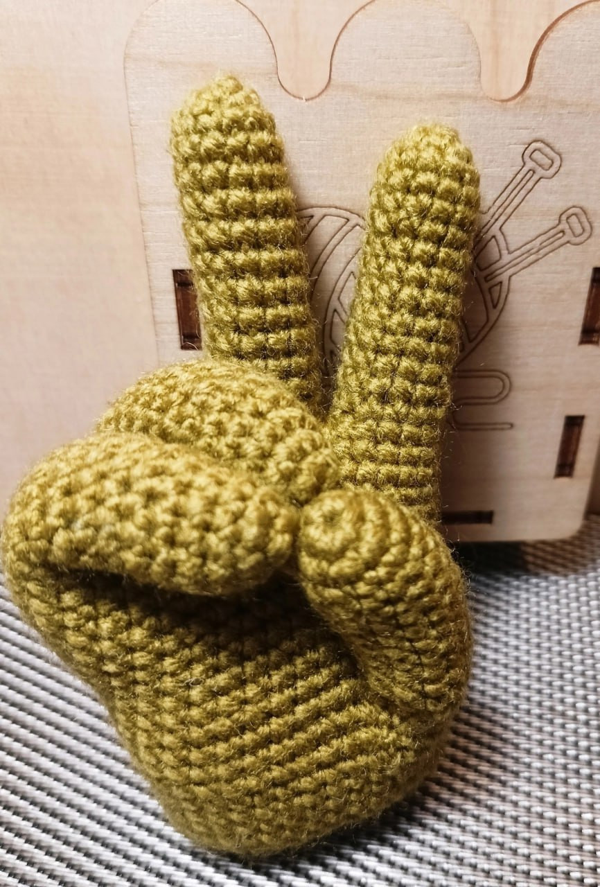 Рукоделие: Как связать брелок в виде руки с жестом мира