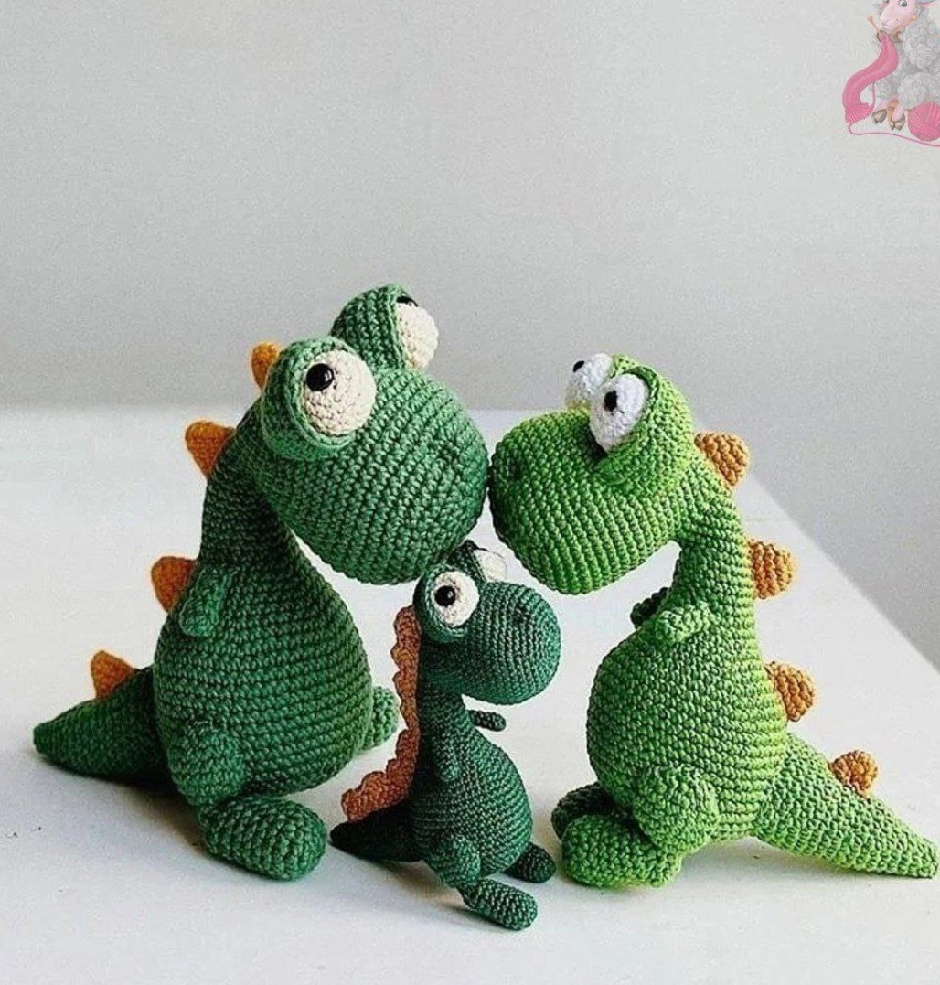 Рукоделие: вязание крючком маленького зеленого динозаврика для кармана
