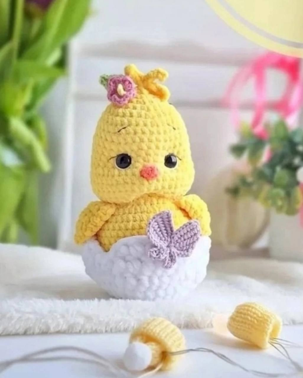 Руководство по вязанию крючком желтого цыпленка из яйца с бабочкой