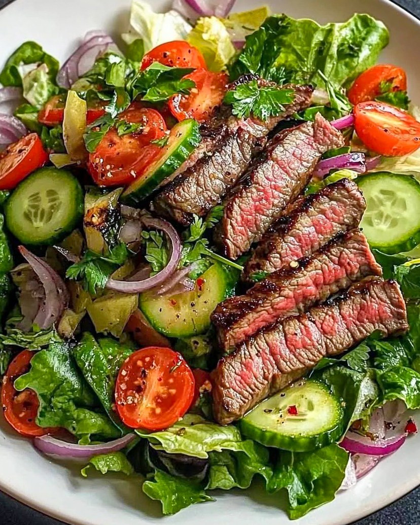 Salad Bò Thái Healthy: Thịt bò nướng mềm tan trộn rau tươi, sốt chanh ớt cay chua mặn ngọt