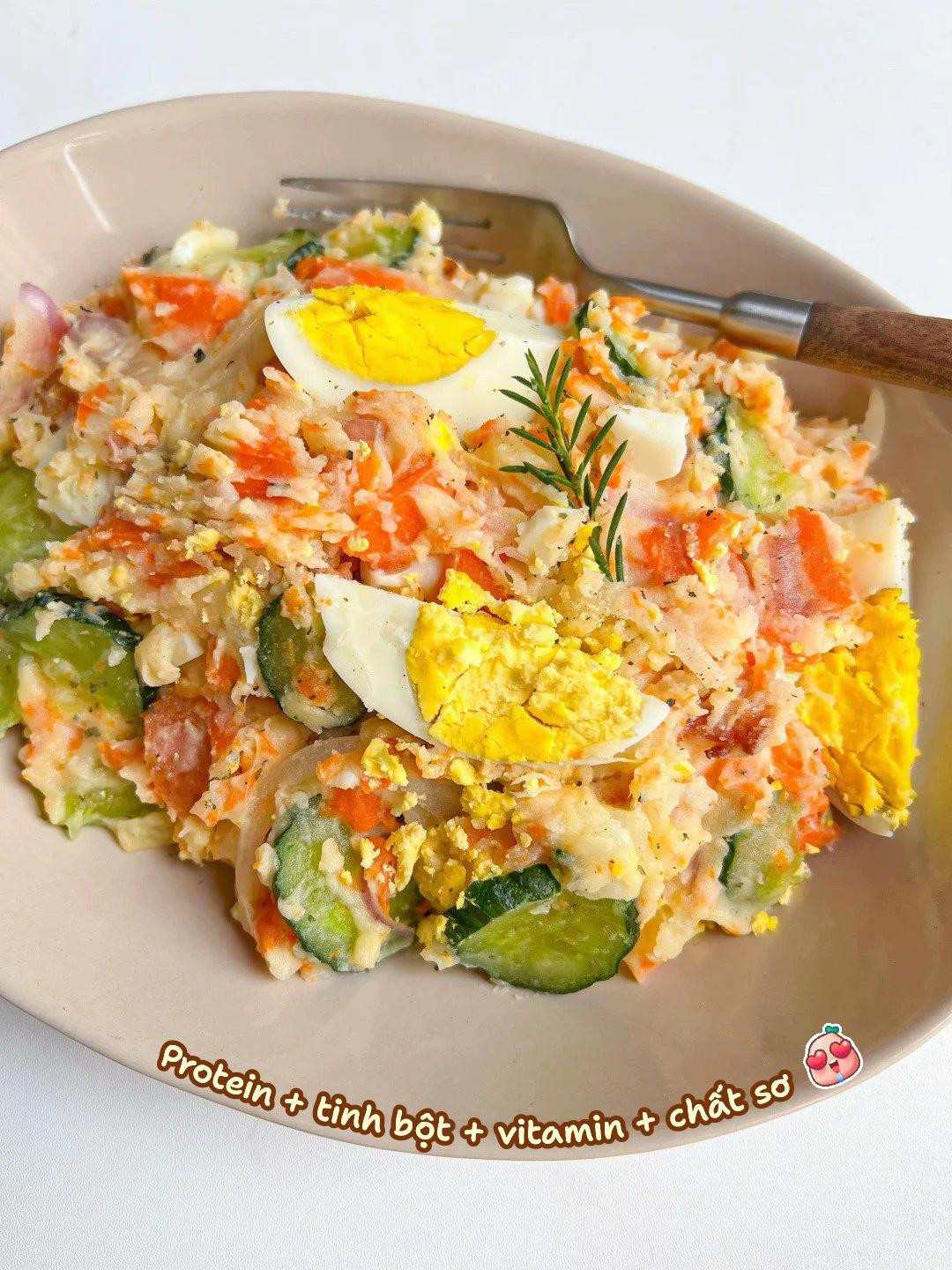 Salad khoai tây trứng thịt xông khói giảm cân