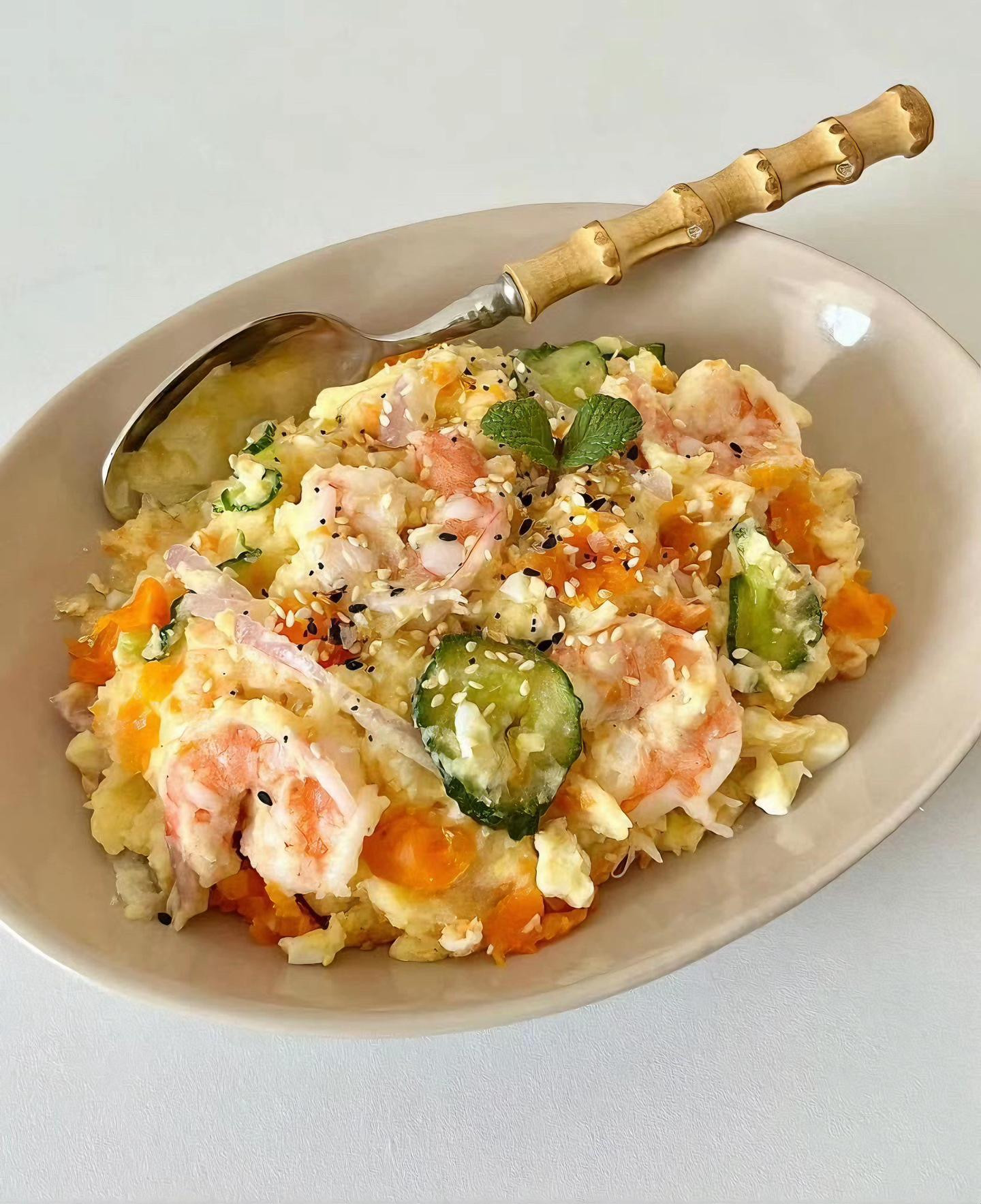 Salad khoai tây, trứng và tôm trộn sốt béo, dưa chuột, hành tây rắc mè