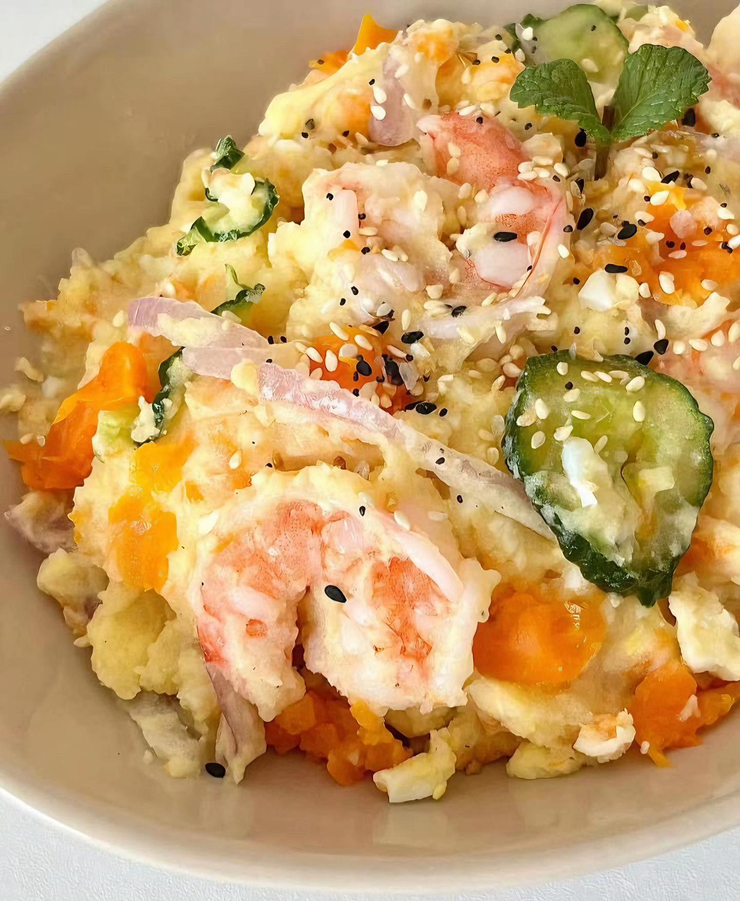 Salad khoai tây, trứng và tôm trộn sốt béo, dưa chuột, hành tây rắc mè