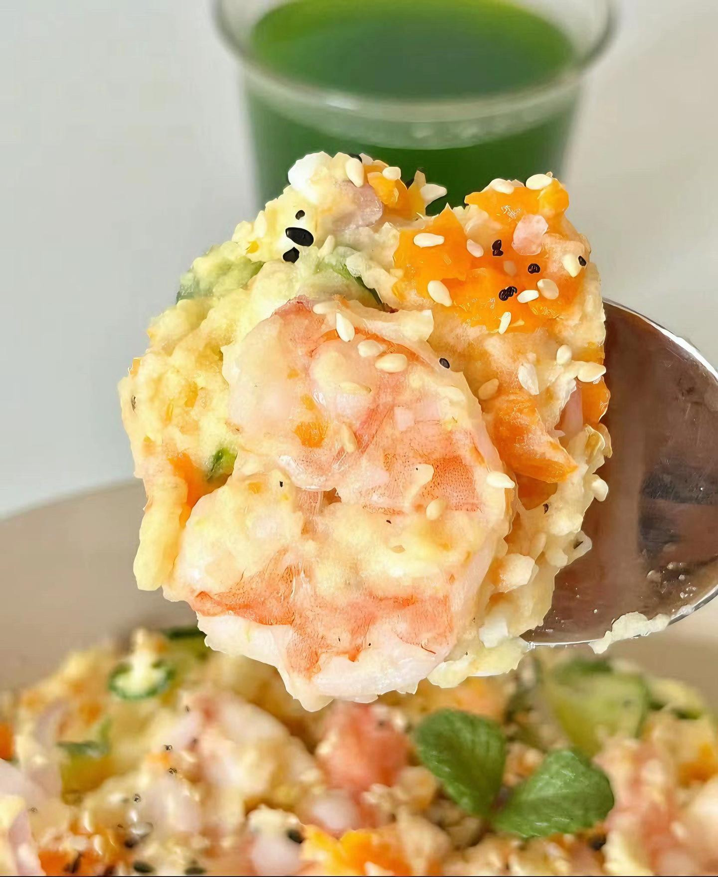 Salad khoai tây, trứng và tôm trộn sốt béo, dưa chuột, hành tây rắc mè