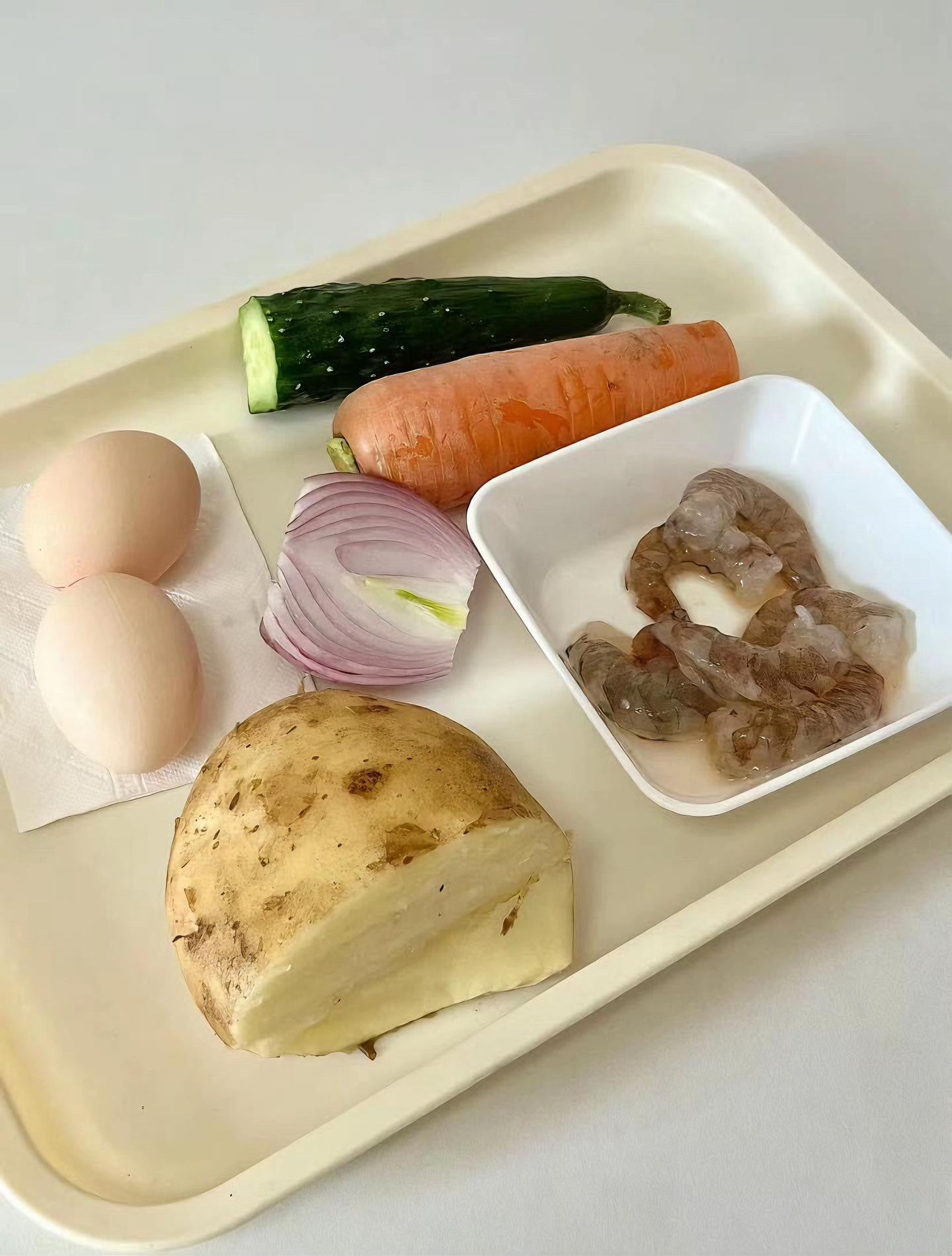 Salad khoai tây, trứng và tôm trộn sốt béo, dưa chuột, hành tây rắc mè