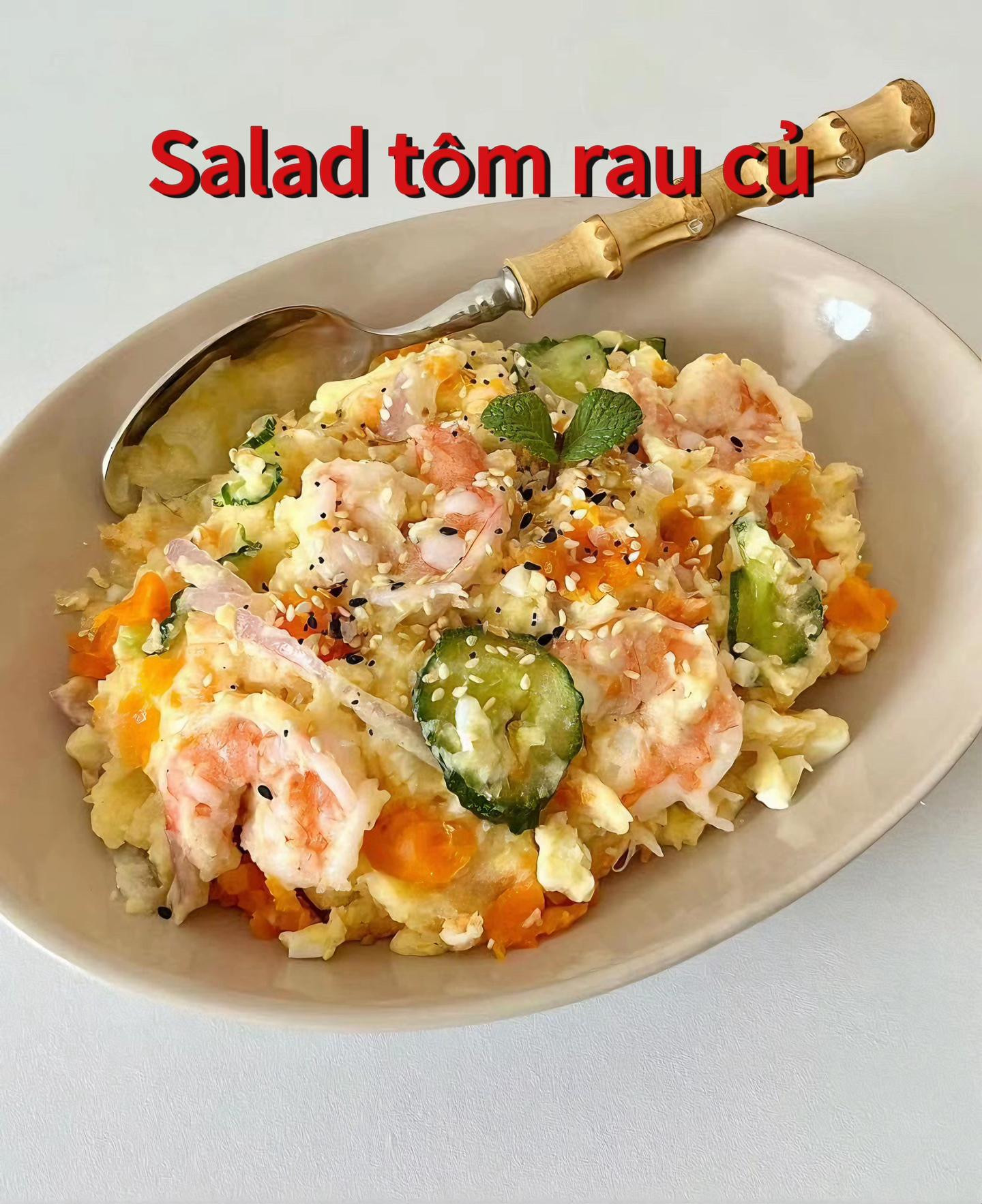 Salad khoai tây, trứng và tôm trộn sốt béo, dưa chuột, hành tây rắc mè