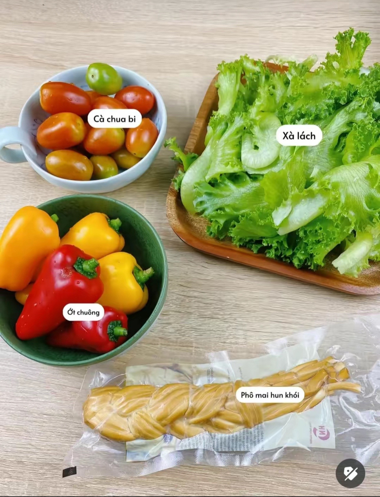 Salad phô mai hun khói: Cách làm món salad rau củ tươi ngon với sốt dầu olive và phô mai xé sợi