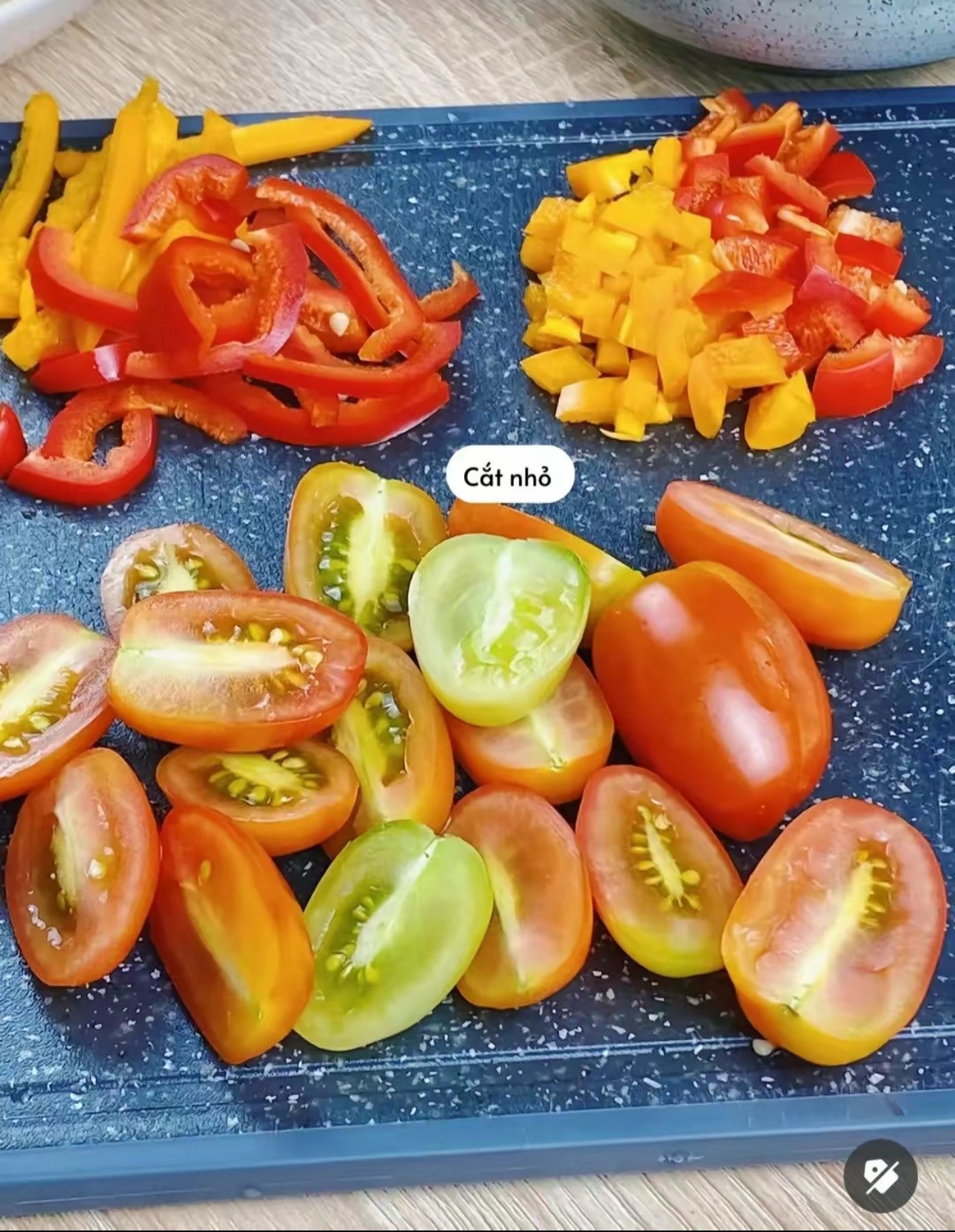 Salad phô mai hun khói: Cách làm món salad rau củ tươi ngon với sốt dầu olive và phô mai xé sợi